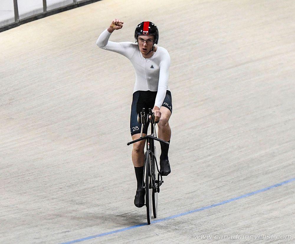 🥇 Félicitations @carson.mattern !
Ce week-end, Carson Mattern a décroché le titre de Champion du Canada en poursuite individuelle 🇨🇦🚴♂️
Une première médaille d’or au niveau national, au terme de mois exigeants, qui témoigne de sa détermination, de sa résilience et de son engagement au plus haut niveau.
Heureux et fiers de t’accueillir parmi nous Carson.
La suite s’écrit avec ambition, humilité et passion.
👏 Respect.
🚀 Dream Bigger Together
Photos: @canadiancycling
Véranda et Verrière de France @crealudiffusion @eleclercauch @sosparebrisepluslislejourdain @ozarm_sport @21street_gaming @jomasport Groupama @reflectin.fr STSI @chateausaintmartory GUIA @kcocafe @nvdp_bikefitting @tbrsportperformance MC3M @final__video SAS GEOFFRAY BISIAUX @teamnicemetropolecotedazur