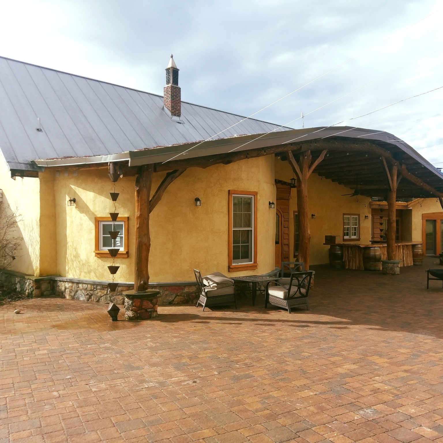 #limeplaster
over
#strawbale insulation
with
#siteharvestedwood framing
on an addition to the #tastingroom at @blackanklevineyards
Example of good #hatandboots philosophy which gets your biodegradable materials up off the ground and extends the roof eaves to protect the walls.
#gooddetails #architecture #naturaladdition #buildnaturally #naturalbuilding #curvywalls