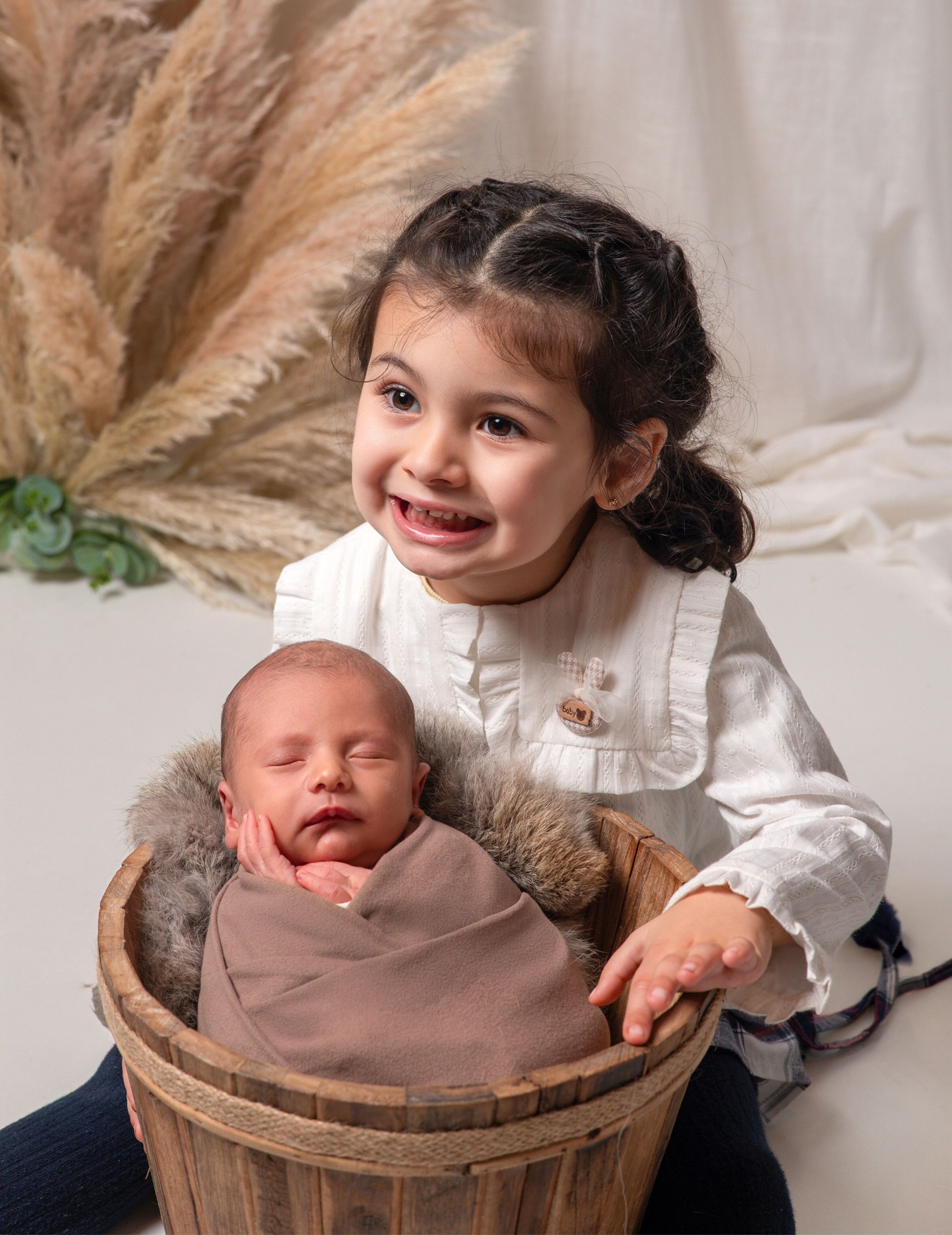 No sé qué tiene la conexión entre hermanos, pero ver a Laia con su hermano pequeño me ha dejado el corazón blandito para toda la semana. Es esa sensación de que el mundo es un lugar un poco mejor cuando ves estas cosas.
Bienvenido a la familia Enol. Ya tienes a la mejor guardaespaldas del mundo asignado de por vida.
Gracias Familia 🌸🥰
.
.
.
.
.
#fotografianewborn #fotografiaasturias #hermanos #asturias #fotografianewbornespana #reciennacido #fotografiaparaelalma #oviedo #gijon #fotografiadefamilia #maternidadasturias #sesionnewborn #hermanomayor #detalles #fotografosasturias #recuerdos #familiaasturias #newbornsession