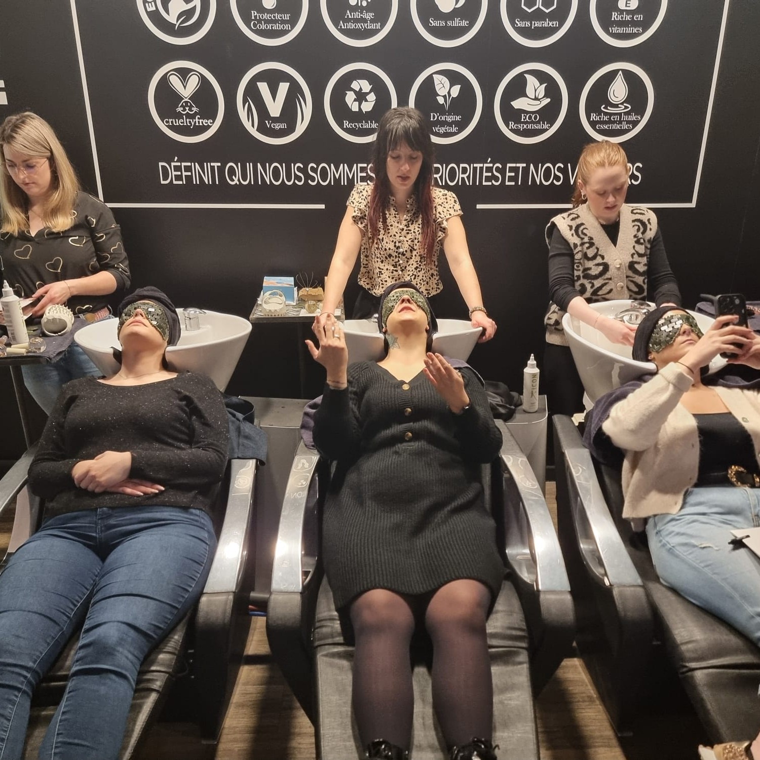 Retour en images sur notre formation Introduction HEAD SPA I.C.O.N.
Une journée avec Didier Mattellini dédiée au bien-être, au soin du cuir chevelu et à l’art du modelage pour proposer un service premium en salon.
Au programme : protocoles soins profonds & express, techniques de relaxation ciblées et association parfaite entre shampoings, conditionneurs et soins express, pour une expérience client à la fois efficace et ultra sensorielle :
✅ Maîtrise des gestes professionnels de modelage & détente
✅ Protocoles personnalisés selon les besoins cuir chevelu/cheveux
✅ Un service tendance qui combine bien-être + résultats visibles
✅ Une vraie montée en gamme pour valoriser votre expertise en salon
📅 Prochaine date : 9 février
📍 Académie de Paris — Il reste 2 places!
#coiffure #factoryeducation #formation #iconfrance #headspa #soinsprofonds