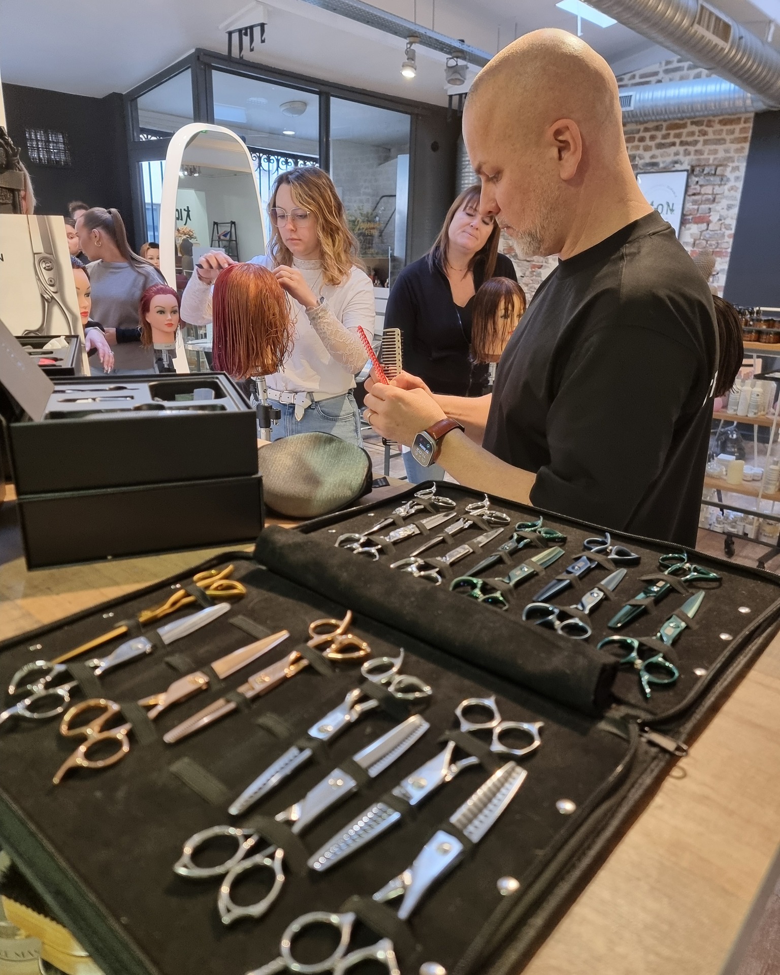 Retour en images sur notre formation EDGE CUT MEN avec Jérémy Kis.
Une journée 100% dédiée à la coupe homme, au détail et à la précision. 💈
Au programme : fondus blancs ultra nets, dégradés progressifs et les coupes tendances 2026 pour enrichir votre expertise et gagner en assurance derrière la tondeuse :
✅ Dégradés adaptés à chaque morphologie
✅ Maîtrise des outils du barbier moderne
✅ Gestuelle plus précise, plus rapide, plus pro
✅ Un vrai plus pour proposer un service homme complet en salon
📅 Prochaine date : 2 février
📍 Académie de Paris — places limitées!
#coiffure #factoryeducation #formation #formationparis #taperfade