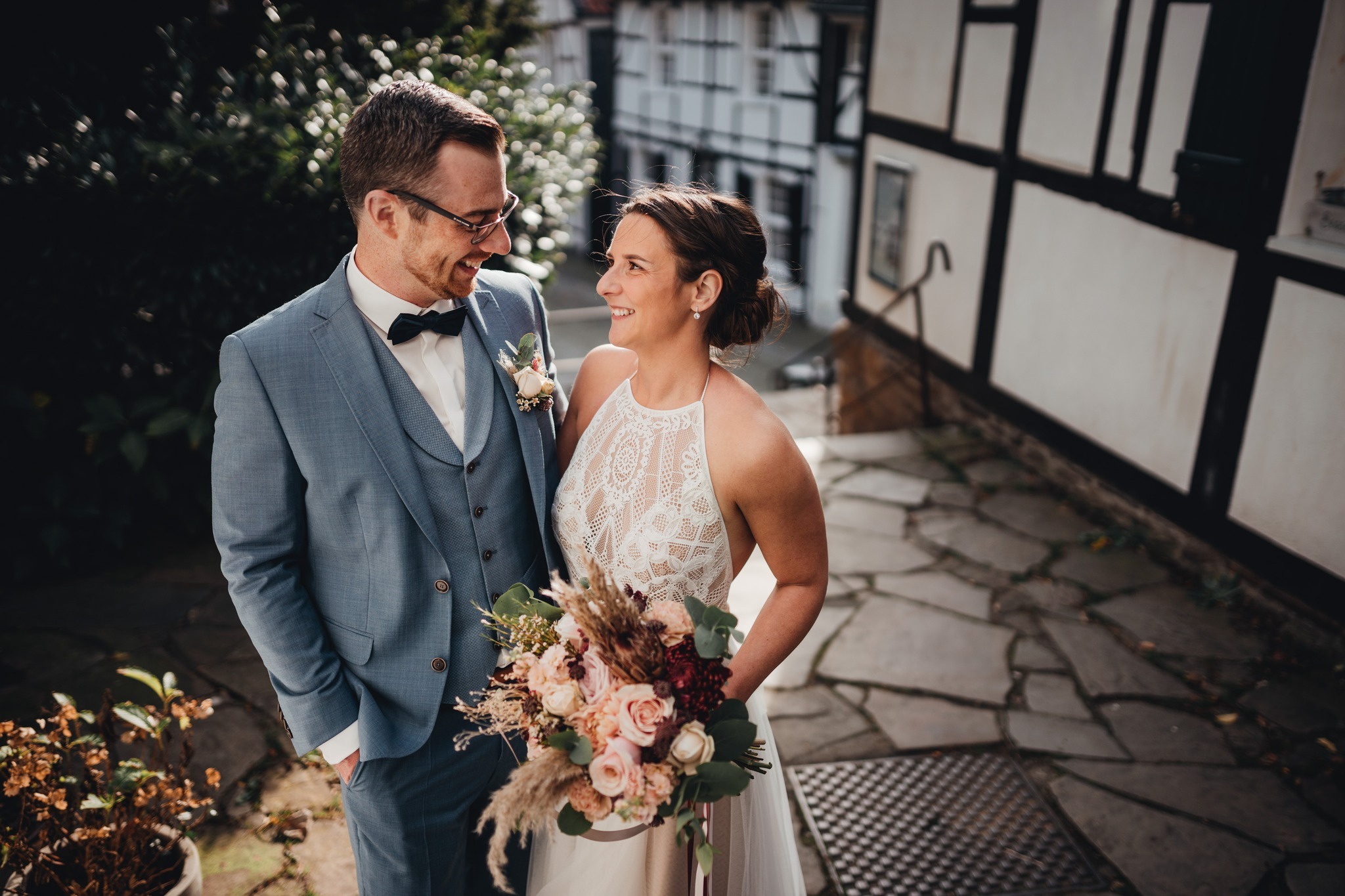 Ann-Kathrin & Michael ❤️ durfte ich in der schönen Altstadt von Essen-Kettwig begleiten.
Erst schlenderten wir ein wenig durch die Altstadt & "nebenbei" entstanden dann ein paar schöne Erinnerungen 😉
Anschließend ging es weiter zur freien Trauung ❤️