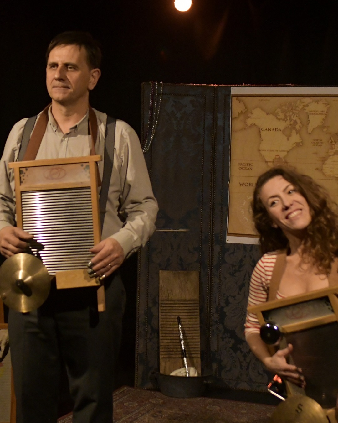 Le washboard chante l’histoire d’une rencontre, entre les doigts de Sam et les rythmes du monde, où chaque note devient un souffle de poésie et de liberté. 🎶✨
Il Etait Une Fois...Le Washboard par @idealstheatre33
#whasboard #idealstheatre33 #jazz #spectaclevivant #spectaclemusical #spectacle #spectaclejeunepublic