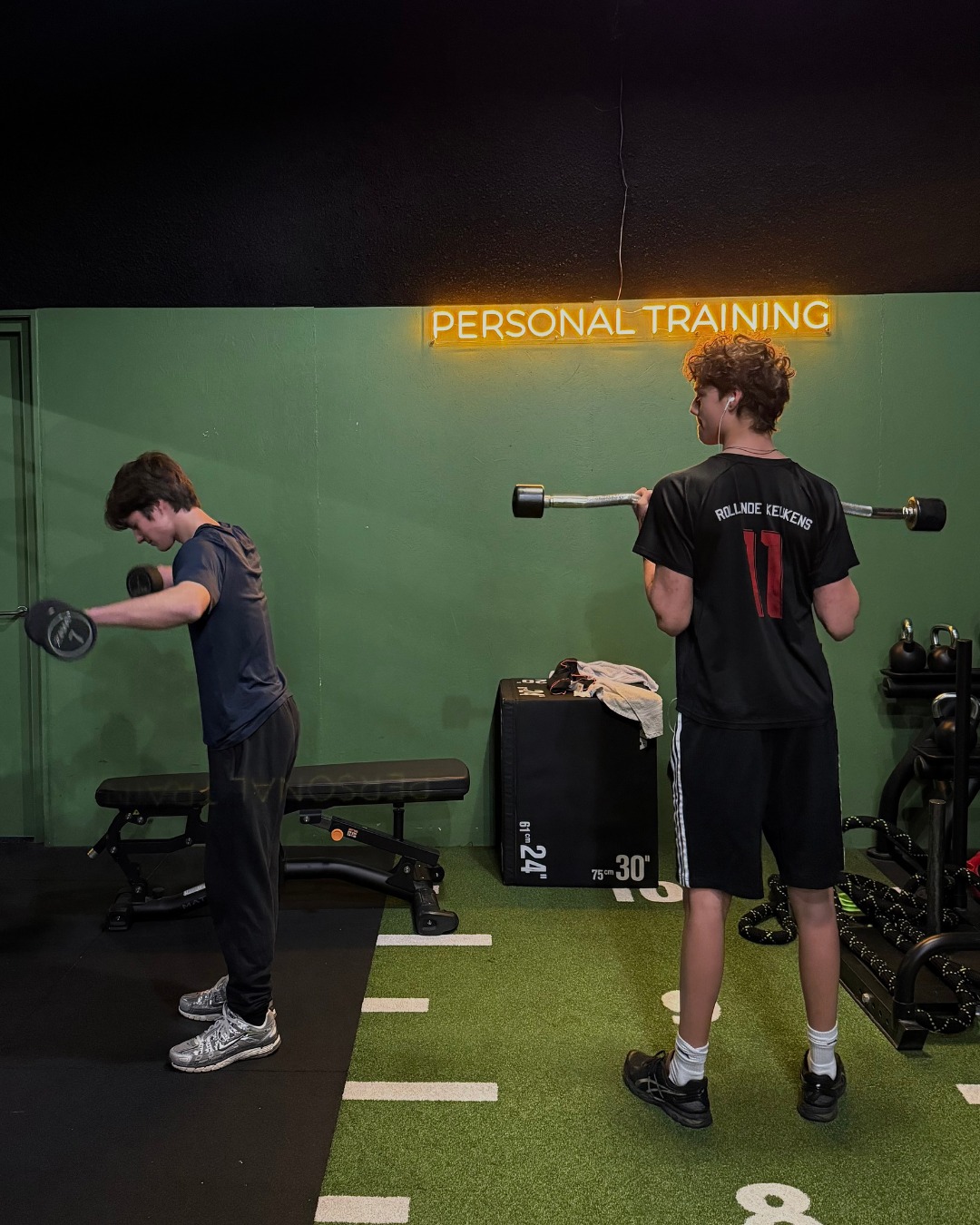 Laatste week van onze Bring a Friend-actie! 🎉
Mis het niet: neem iemand gratis mee voor een dag trainen en wie weet krijgen jullie beiden 1 maand gratis als je vriend(in), buur of collega lid wordt!🔥
#lifeandkicking #trainsamen #lifeandkickingcommunity #gymcommunity #samensterk #traintogether #gratissporten #ijburg
*Actievoorwaarden: Sluit jouw vriend(in) na de dag gratis sporten een 1- of 2-jarig lidmaatschap af? Dan ontvangen jullie beiden één maand gratis! Actie is geldig t/m 31 januari 2026.