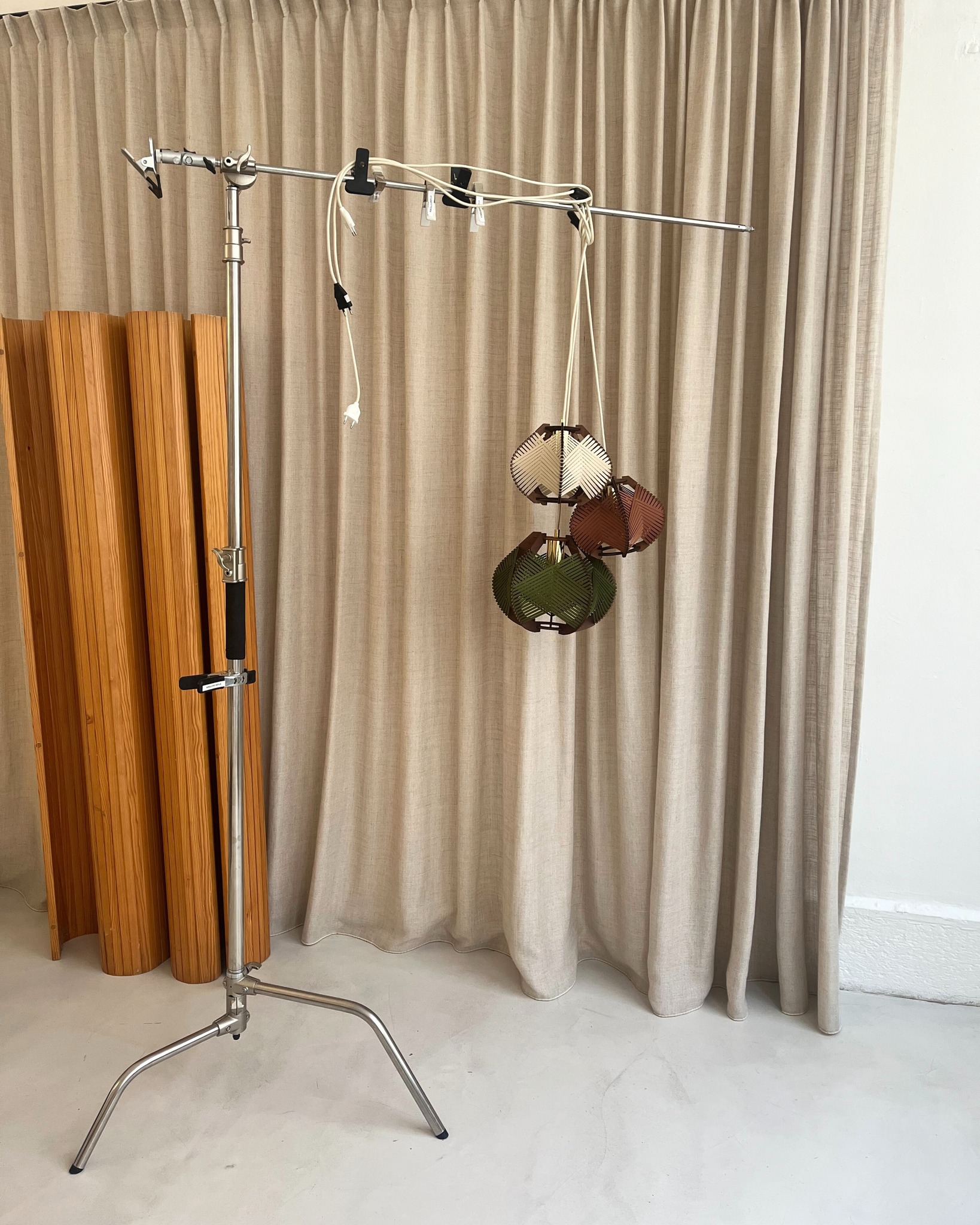 Backstage de notre shooting chez @studioquotidien 📷
#photoshooting #shootingstudio #studiophoto #backstageshooting #coulissesdushooting #directionartistique #miseenscene
#lampeartisanale #luminairetisse #lampeenbois #designartisanal
#savoirfairefrancais #creationfrancaise #objetdesign #pieceunique