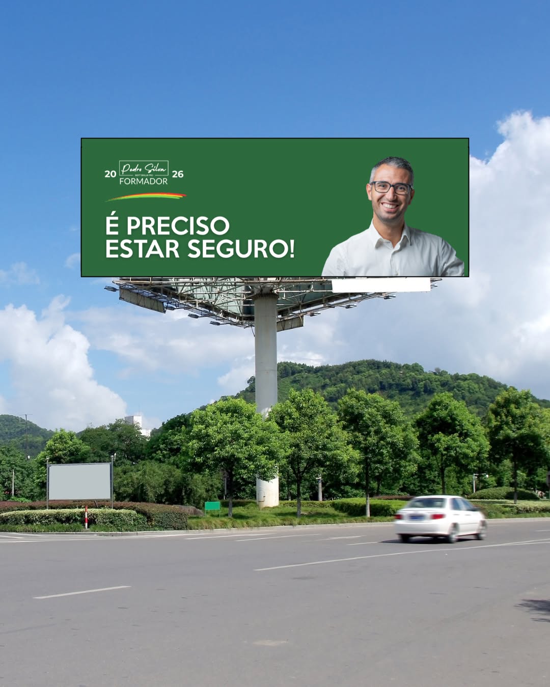 Comunicar em público é desafiante.
Por muito conhecimento que alguém tenha sobre um tema, ou mesmo que vá simplesmente falar sobre a sua experiência, é sempre difícil tornar esse momento numa experiência prazerosa.
Todos conhecemos profissionais de excelência que ficam aquém do seu potencial pela dificuldade em comunicar em público e expressar as suas ideias. Até podem saber muito e ter uma grande experiência, mas os nervos tomam conta da pessoa e as ideias não saem.
É por isto que muita gente acredita que a capacidade de comunicação é um dom que já nasce (ou não) com uma pessoa.
Contudo...
Dale Carnegie dizia que só há dois tipos de oradores: os nervosos e os mentirosos 😆
Mesmo quem tem uma atividade profissional em que diariamente fala em público, e por vezes para plateias com centenas (ou mesmo milhares!) de pessoas como é o meu caso, há sempre alguns nervos à mistura, uma agitação e frio na barriga que faz parte da responsabilidade de levar uma mensagem impactante para aquelas pessoas... é isso treina-se!
Para melhorar na comunicação em público é preciso aprender a lidar com tudo isso e desenvolver essa capacidade.
Nos meus programas de comunicação eficaz:
✅ abordamos os principais conceitos sobre o tema para compreender como tudo funciona;
✅ partilho técnicas, ferramentas e dicas sobre como criar um maior impacto no público;
✅ treinamos momentos de apresentação para validar o que está bem e corrigir eventuais falhas.
No momento de subir ao palco e enfrentar a plateia, a confiança é fundamental.
É por isso que é preciso estar seguro: porque quando sabemos como tudo funciona, quais as melhores formas de fazer, já praticamos uma e outra vez, repetimos e corrigimos para ficar cada vez melhor, ficamos mais confiantes e capazes de entregar mensagens com impacto.
É por isto que me candidato a formador na tua empresa: porque há certamente pessoas com potencial para melhorar e que muito beneficiarão se tornarem a sua mensagem mais eficaz.
ℹ️ Informações sobre os programas de comunicação eficaz através do linktree na bio.