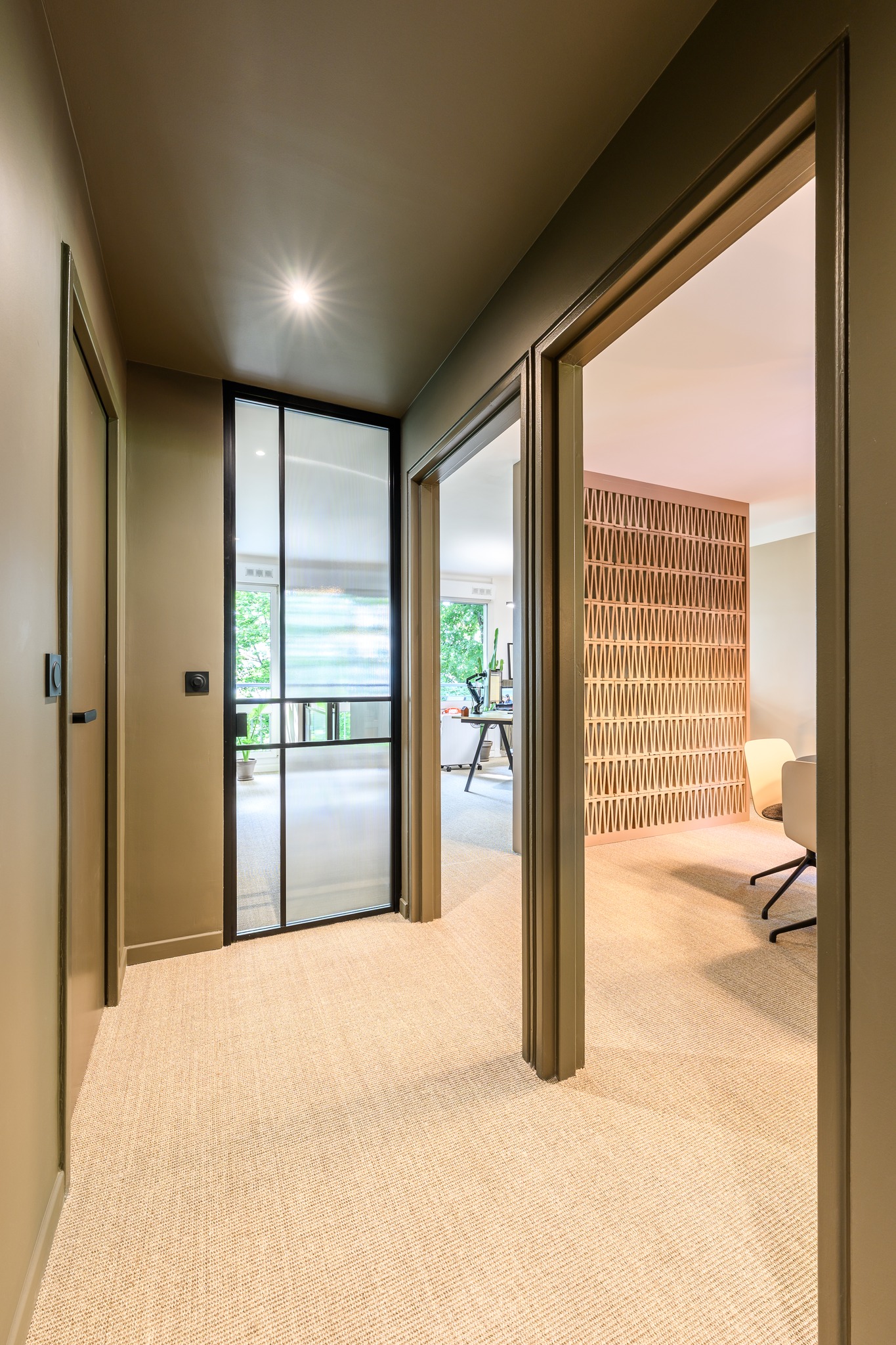 TRANSFORMATION D'UN T2 EN AGENCE D'ARCHITECTURE
Logement repensé en totalité en travaillant les matériaux, les ambiances, les couleurs et la lumière afin de proposer un espace de travail serein et adapté au quotidien d'une agence.
Dans l'entrée les portes existantes ont disparues et le volume a été redessiné par une couleur profonde et intense. Le plafond a été abaissé pour renforcer le contraste du volume d'entrée par rapport aux autres espaces.
#bonsens #bonsensarchitectes #bureau #officedesign #architectureoffice #avantaprestravaux #sisal #mutina #celosiamutina #vertquatuor