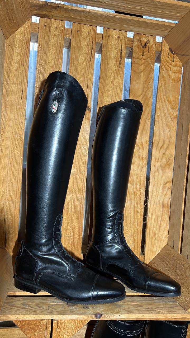 Taille 42
Hauteur de tige 47
Mollet 37
Cuir souple
Prix : 150 €
#cheval #horse #bottesequitation #equestrianstyle #dressage #cso #cavalier #dressagehorse #equestrian #horseriding #ridingboots #horseofinstagram
#chevaux #equestrianlife #equitation #instahorse