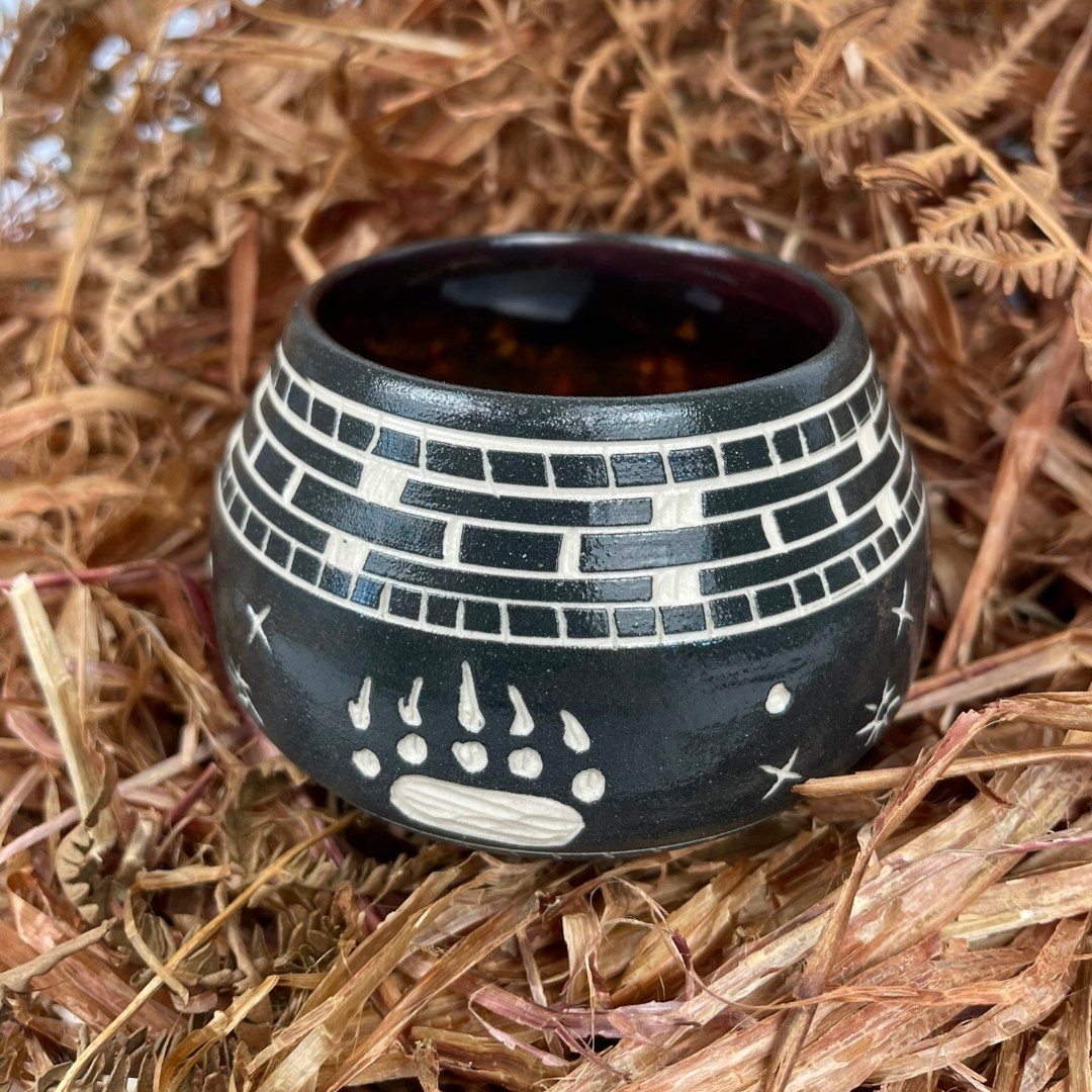 ▪️Patrick Leach: St’át’imc Ceramics from the Pacific Northwest▪️
Join Edgelands as we take you on a journey from the Snuneymuxw First Nation territories at the heart of the Salish Sea, to the mountainous homelands of the St’át’imc First Nation, through a stunning range of #handmade vessels by ceramicist Patrick Leach 🌿
✨ Explore the Collection Online :: Links in Bio✨
🌎 Domestic / International shipping & gifting available. Free Isle of Gigha delivery/pick-up.
.
.
.
.
.
📸 Patrick Leach, Basket Weave (2024), Hand Carved Ceramic Vase © Edgelands Gallery and Cultural Centre
📸 Patrick Leach, Roots (2024), Hand Carved Ceramic Bowl © Edgelands Gallery and Cultural Centre
📸 Patrick Leach, Roots (2024), Hand Carved Ceramic Bowl © Edgelands Gallery and Cultural Centre
📸 Patrick Leach, Bear Paw, Moon, Sun & Stars (2024), Hand Carved Ceramic Bowl © Edgelands Gallery and Cultural Centre
▫️ #contemporarydesign #salishsea #handmadeceramics #potterylife #lovetheland #plantlovers #instaart #salishweaving #carvedesigns #potterylove #grizzlybear #woven #cedarweaving #handmadegifts #artcollector #ceramicartist #visitgigha #edgelands ▫️