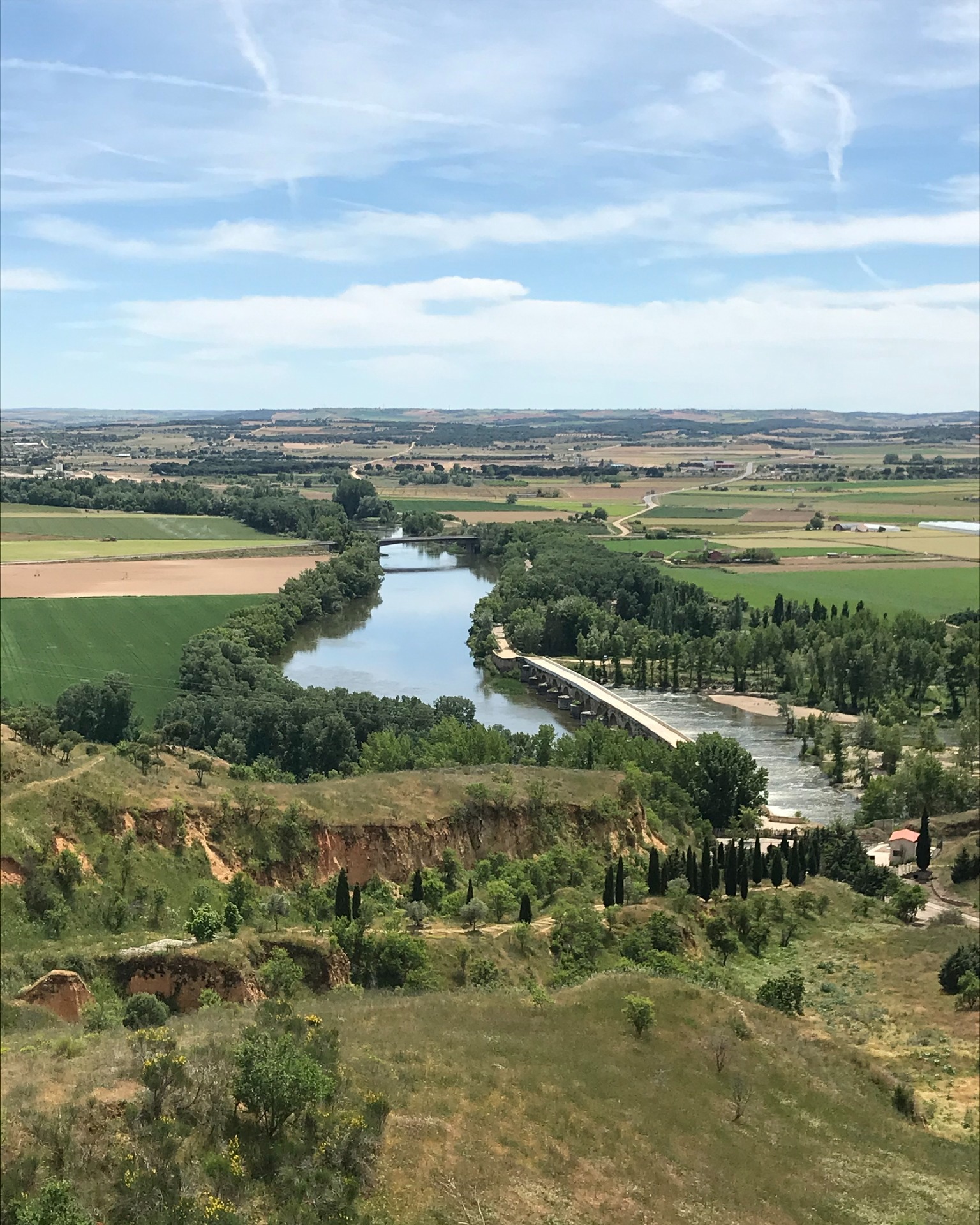 🇪🇸 Las grandes zonas vitivinícolas del mundo están cerca de los ríos 🏞.
A un kilómetro de la bodega, el río Duero marca el paisaje. Su presencia se nota en el clima, en los suelos, en la orografía y, al final, en cada uno de los vinos que elaboramos.
Una influencia silenciosa, pero que forma parte de nosotros.
🇬🇧 The world’s great wine regions are often found near rivers.
Just a kilometre from our winery, the Duero River shapes the landscape.
Its presence can be felt in the climate, the soil, the terrain—and ultimately, in every wine we craft.
A quiet influence, yet an essential part of who we are.