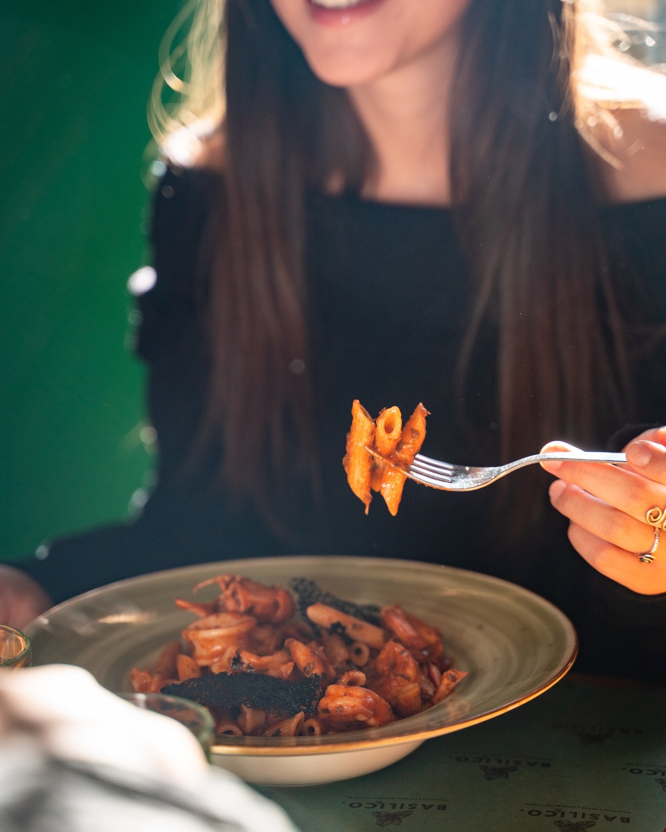 Via del Cairo, ora di pranzo.
Chi entra per fame, chi resta per abitudine.
Spoiler: nessuno se ne pente 🥰
#basilicovarese