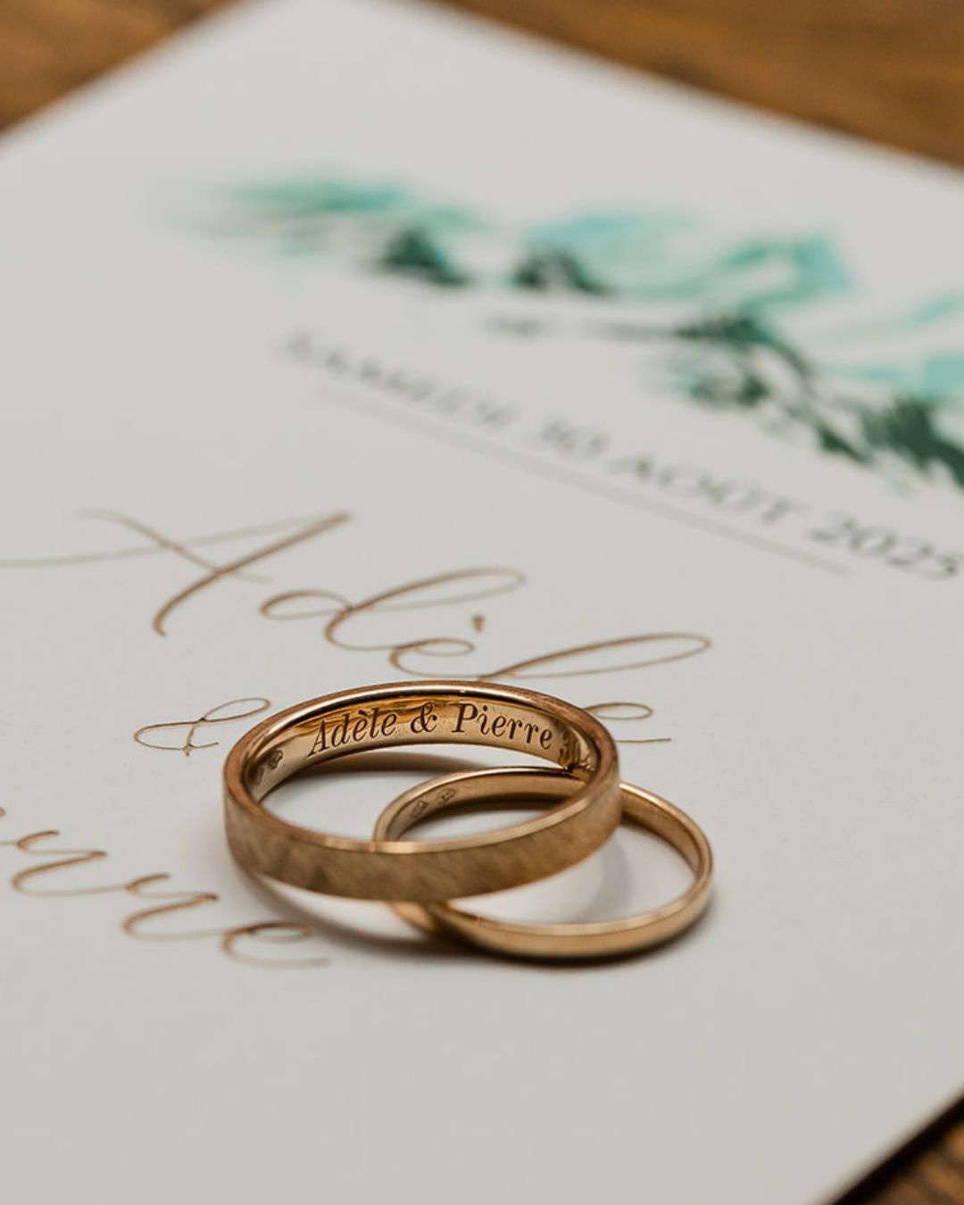 Ce que mes couples me disent après avoir reçu leurs photos de mariage…
💛 “Céline, c'est avant tout une rencontre.
Elle a pu nous accompagner pour les photos de notre mariage.
Dès notre prise de contact, nous avons su que c'était elle que l'on voulait pour vivre cette journée. La voix douce et bienveillante n'ont fait que confirmer sa personnalité et son professionnalisme.
Elle est sensible, douce, professionnelle et surtout elle est sincère dans la relation et dans son travail.
Elle a su être présente et discrète à la fois pour nous permettre de nous sentir à l'aise afin de profiter de notre journée. Beaucoup ont pensé que nous la connaissions tant elle a su trouver sa place auprès de nous tous.
Nous sommes ravis de l'avoir rencontré et nous ferons appel à elle pour d'autres projets sans hésiter. Encore un Grand Merci Céline :)”
Je suis tellement reconnaissante de ces belles rencontrent, qui me touchent !
Merci G&P, merci à tous les anciens mariés qui passent un œil par ici, merci à vous futurs mariés qui m’accorderont votre confiance dans les prochains jours.
Ecrivez-moi en MP pour qu’on organise votre reportage photo de mariage !
—
Céline Brochado · photographe mariage à Toulouse
#photographemariagetoulouse #photographemariage #décorationmariage
—
Lieu : @domainederochemontes
Fleuriste : @poppy.et.daisy
Traiteur : @unchefdansvotrecuisinetraiteur
DJ : @nico_wax_dj
Groupe de musique : Mokko
Maquillage : @latelierbellezen
Coiffure : @liliyancoiffurepro
Robe : @marieedusud