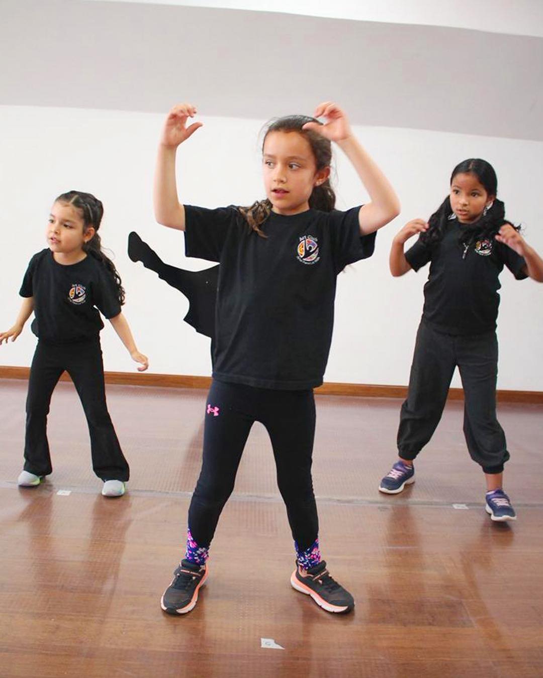 ✔️ En cada clase de Danza Urbana, los estudiantes transforman el ritmo en pasos llenos de estilo y energía.
Cada coreografía desarrolla coordinación, fuerza y creatividad mientras se divierten y se conectan con la música.
Es un espacio para explorar expresión, actitud y estilo propio, donde cada movimiento cuenta y cada baile deja huella 💃✨.
🎵 Inscríbete y mueve tu mundo al ritmo que llevas dentro 🎶
Matricula abiertas del 5 al 16 de enero.
Inicio de clases:19 de enero
Contáctanos y reserva el cupo de tu hijo 3118617584 y visita nuestra página web haciendo clic en el enlace de la bio.
