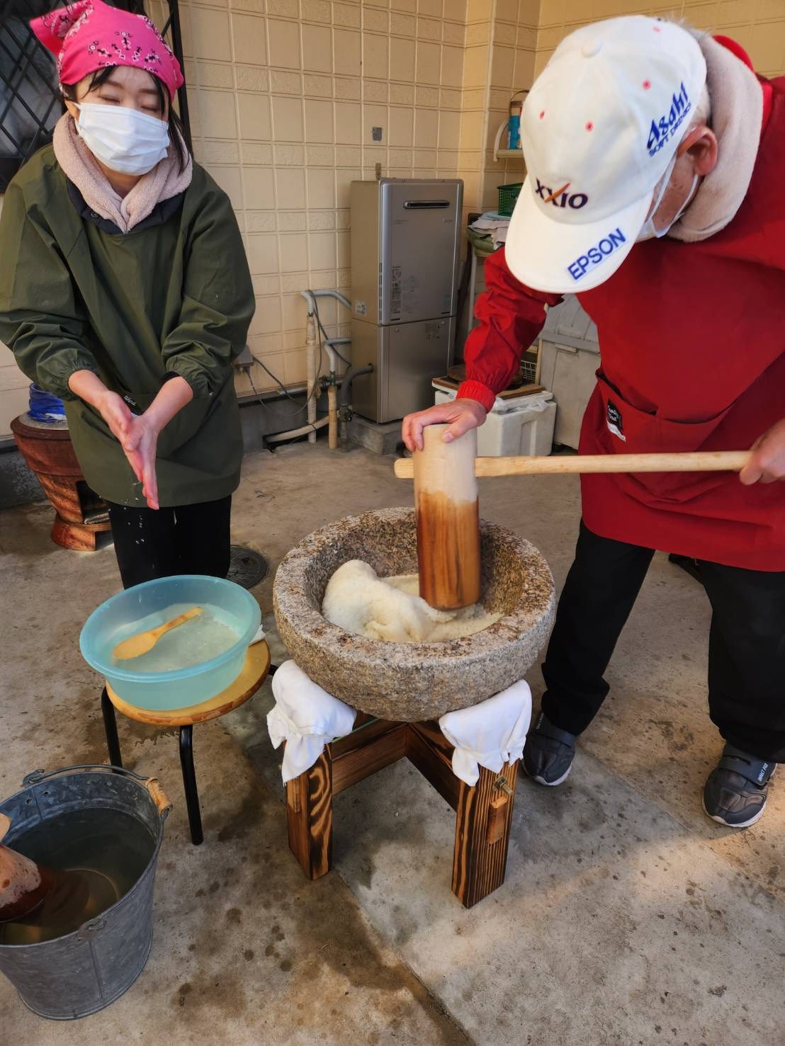 1月12日
餅つき大会
前半、後半に分かれて
たくさんの方にご来所頂きました。
当日は、ぜんざい、お吸い物、白味噌お雑煮
豚汁をたくさん準備しましたが
全て完売いたしました😄
餅つきも楽しかった
お餅も美味しかった
の声も聞こえ、来年も開催決定やな
となりました。
#ことば音楽療法
#個別レッスン
#集団レッスン
#療育
#笑うた