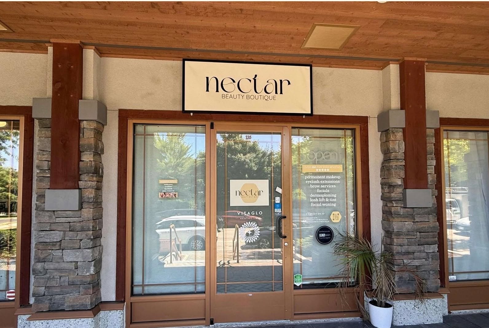 Looking for a comfortable place to offer your beauty services?
Nectar Beauty Boutique has a treatment room available, equipped with a treatment bed, sink, and storage. Common lobby and washroom. Convenient street access.
-Available for daily or monthly rent for estheticians.
-Off-hours availability for licensed injectors or pop-up shops/events.
Please DM us if you're interested in more details.