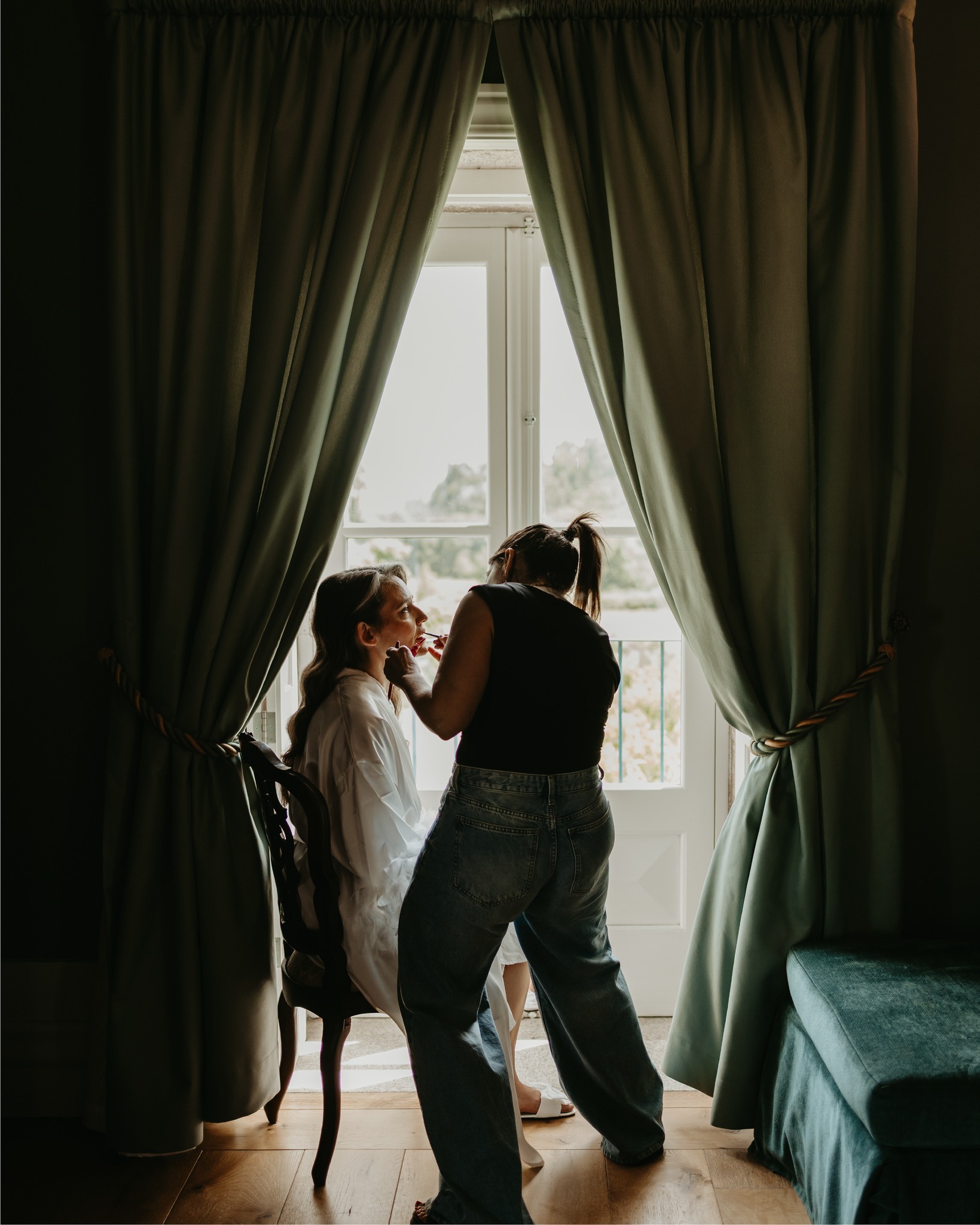 o dia do teu casamento, é também um dia muito importante para nós, que nos escolheste para o vermos de perto e com toda a atenção. sempre amei contar histórias, quando era mais nova escrevia-as, hoje acrescento-lhes a fotografia ✨
venue @pacodevitorino.hotel
dj @ruicalheiros @djrucaofficial
foto me & my team @ana_calheiros
hair @celia_hairstylist
make up @nataliestevesmaquilhadora
video @by.marsea