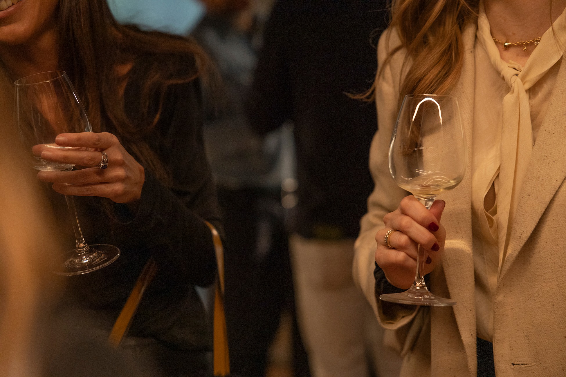 🍷 Un vino che scalda, dentro e fuori.
Strutturato, avvolgente, intenso.
Chi ha detto che un bianco non è fatto per l’inverno? ❄️🔥
Il nostro Jera Riserva DOCG sfida le stagioni:
💪 14% vol., corpo e carattere degni di un grande rosso,
🌾 un sorso profondo con sentori di zafferano e idrocarburo,
❤️ capace di scaldare le membra e infiammare i cuori.
Un bianco da meditazione, perfetto per le serate fredde,
quando il vino diventa emozione. ✨
🍷 A wine that warms, body and soul.
Structured, bold, and full of character.
Who says white wines aren’t made for winter? ❄️🔥
Our Jera Riserva DOCG breaks the rules:
💪 14% ABV, with the depth and power of a great red,
🌾 a rich sip marked by saffron and hydrocarbon notes,
❤️ warming the body and igniting the heart.
A contemplative white wine,
perfect for cold evenings and unforgettable moments. ✨
#borgopaglianetto #verdicchiodimatelica #vinoitaliano #madeinitaly #matelica #winelovers #WineLovers #ItalianWine #StructuredWhite #JeraRiserva #DOCG #WinterWine #WineTasting #WinePassion