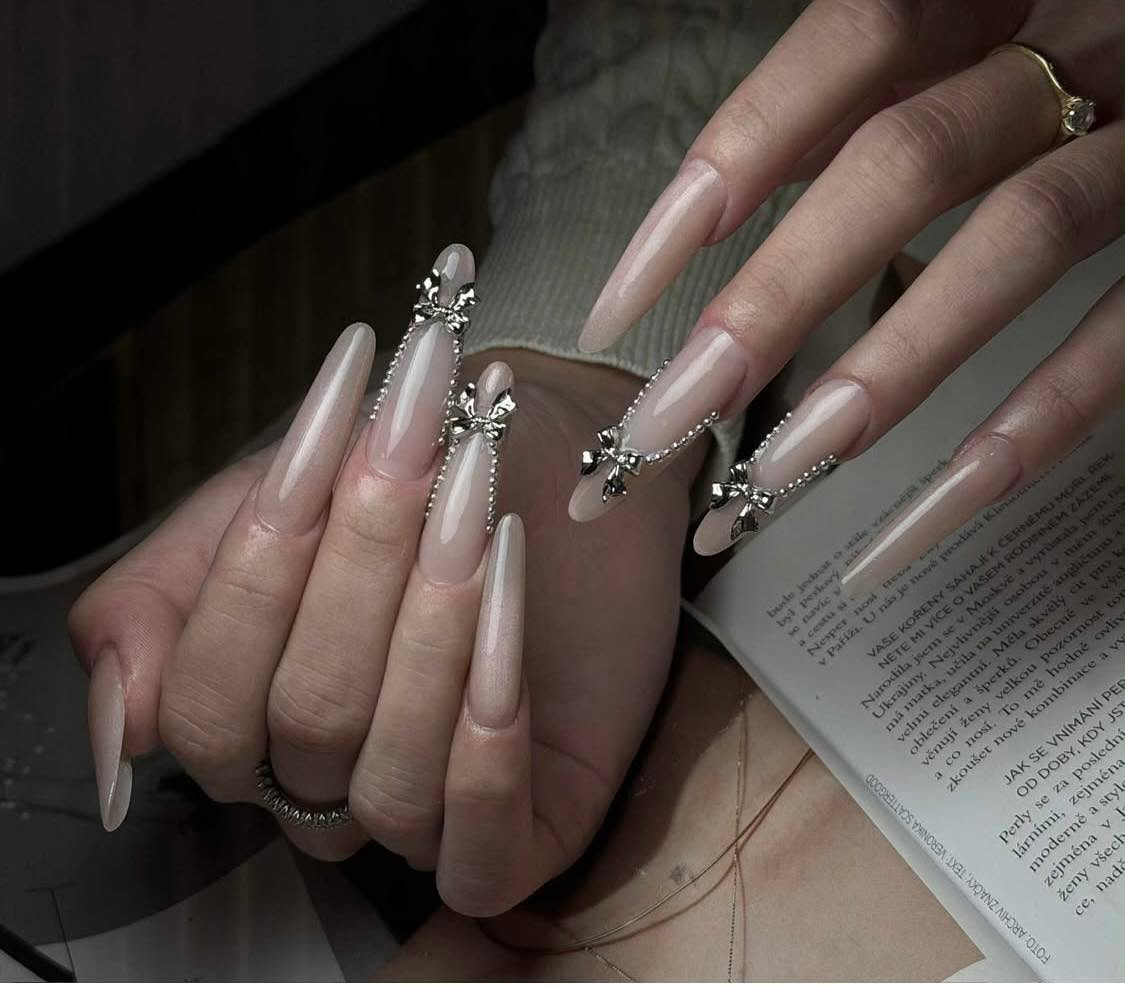 ✨ Elegant nude med exklusiva silverdetaljer ✨
Långa, stilrena naglar som ger en lyxig och sofistikerad känsla 🤍
Perfekt för fest, bröllop eller vardagslyx.
📍 Boka din tid idag 💅
👉boka via 070-091 99 98
👉boka direkt https://www.bokadirekt.se/places/luxury-nails-i-molndal-beyoutiful-nails-spa-26612