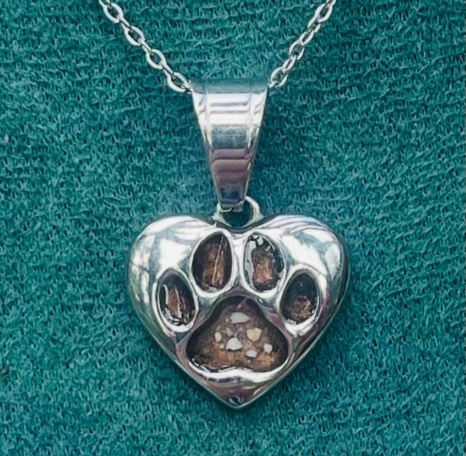 ✨ Why does silver tarnish but stainless steel doesn’t? ✨
Silver reacts with sulphur in the air, which causes it to darken over time. This is called tarnish and it means regular polishing is needed.
Stainless steel is different.
It contains chromium, which creates an invisible protective layer that seals the surface and prevents discolouration.
✔ No tarnish
✔ No polishing
✔ Made for everyday wear
