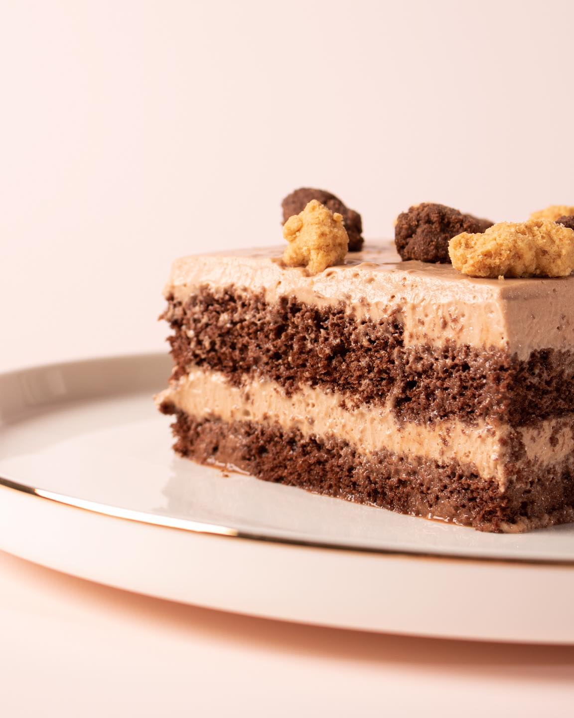 طبقات شوكولاتة ناعمة، وكريمة بندق بقوام يذوب.
اختيار مثالي للحظات دافئة بطعم غني.
جّربوها الآن ✨
Soft chocolate layers, with smooth hazelnut cream that melts gently.
A simple choice with a rich, comforting taste.
Try it now ✨