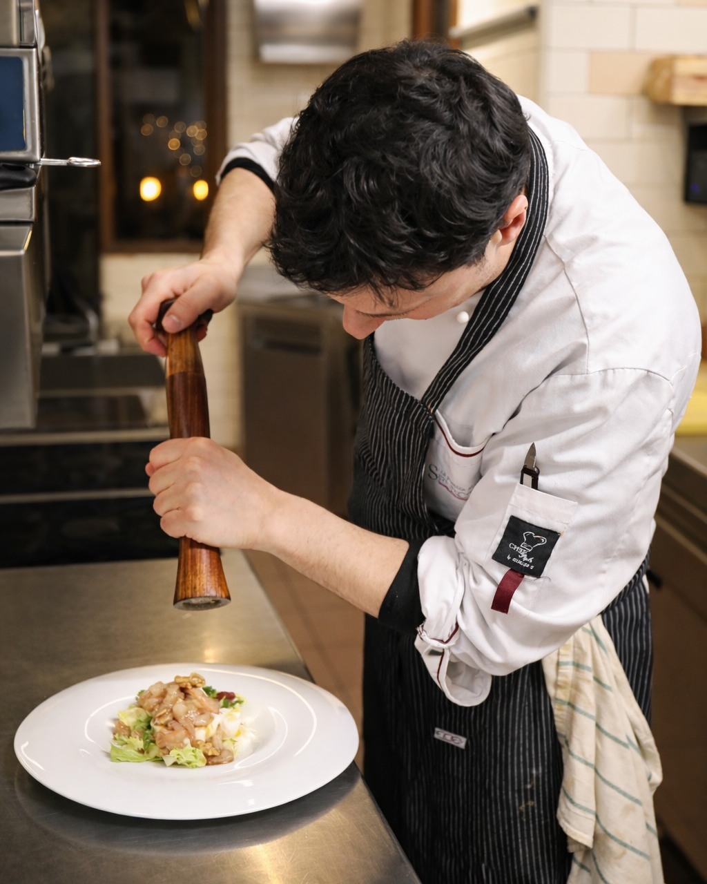 La presenza di Chef Salvatore all’Antica Osteria Monterosso è da molti anni un fertile incontro culinario "Siculo-Sabaudo" dove le materie prime solari del Sud si uniscono alla tradizione e alla tecnica piemontese.
Chef Salvatore si distingue per la capacità di rispettare la materia prima ed entrambe le tradizioni gastronomiche.
Scopri i suoi tesori nel menu, oggi è sempre la scelta giusta….prenota! ✨