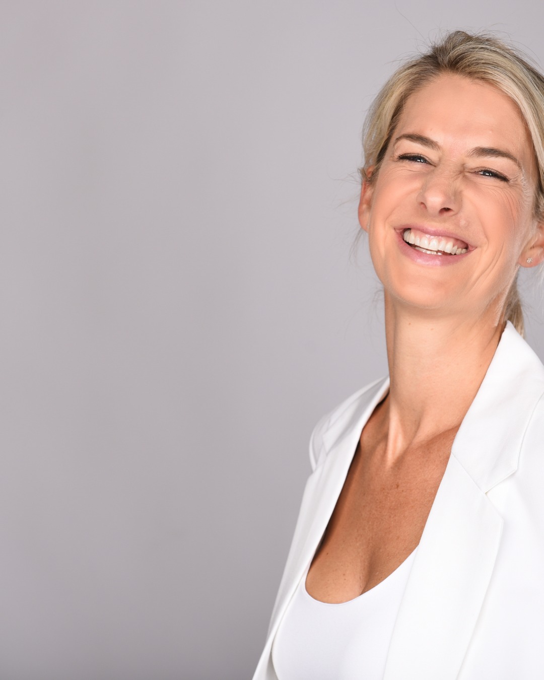 Nach einem spannenden Jahr schaue ich voller Vorfreude auf 2026. Auf inspirierende Gespräche hier, auf gemeinsame Homestaging- und Fotografieprojekte und auf neue Wege, die wir vielleicht gemeinsam gehen.
Ich teste gern Neues, auch im Bereich KI. Viele Tools unterstützen mich heute sinnvoll im Alltag, beschleunigen Prozesse und helfen bei technischen Themen wie der Fotoretusche. Was sie mir (noch) nicht abnehmen, sind Emotionen, Stimmung und das Gefühl für Räume. KI ist für mich ein großartiges Werkzeug. Gezielt eingesetzt, erleichtert sie Prozesse und schafft Freiräume für Qualität. Ich bin gespannt auf alles, was kommt. Alles Liebe, Anna
#immobilienfotografie #luxuryliving #homestaging #realestate #immobilien