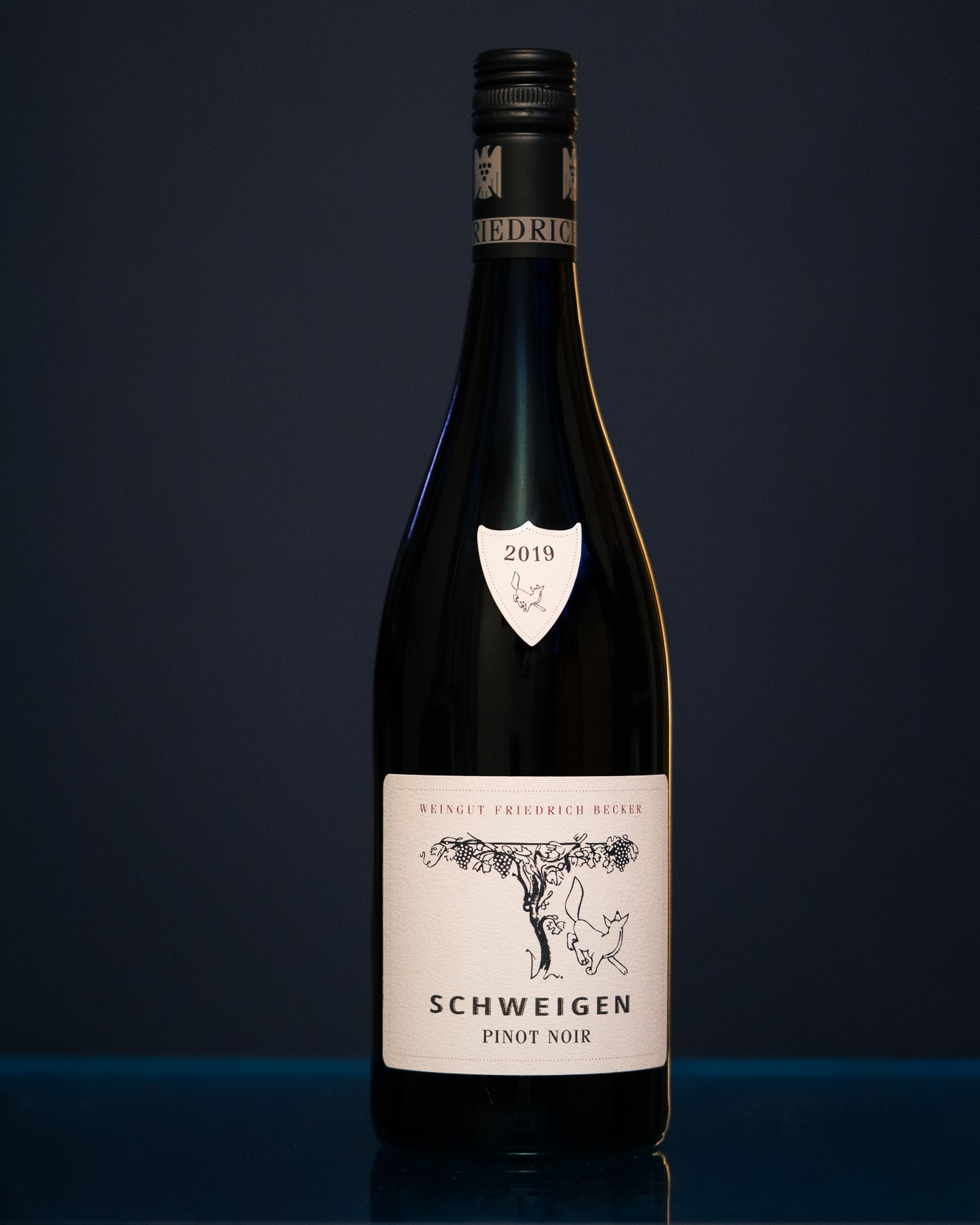 La bodega @weingutfriedrichbecker destaca por su dedicación a las variedades de Pinot, reflejo puro de un terroir excepcional.
Cultivado en suelos de kalkmergel, que aportan estructura, mineralidad y acidez precisa, el Schweigen Pinot Noir nace de uvas seleccionadas a mano y con rendimientos controlados, resultando en un vino elegante, con fruta roja madura, taninos finos y un final equilibrado.
Los viñedos se asientan sobre suelos ricos en caliza y arcilla, donde la escasez de agua superficial obliga a las raíces a profundizar, desarrollando complejidad y expresión genuina del terruño.
🌱 Encuéntralo en Tierra