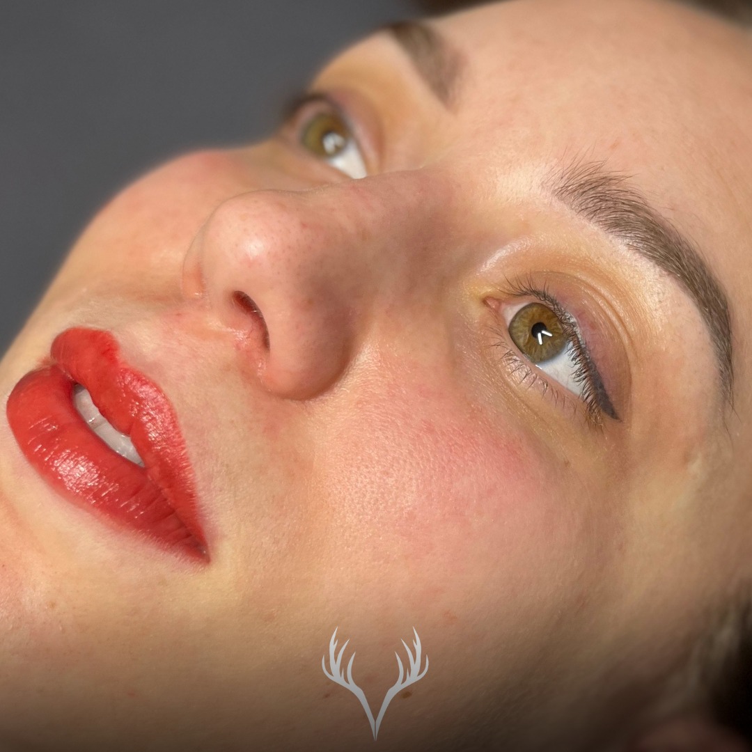 ✨ Nachher – wenn Vertrauen sichtbar wird ✨
Diese Kundin hat sich entschieden, ihr gesamtes Gesicht in unsere Hände zu legen –
und genau so fühlt sich dieses Ergebnis an: ruhig, stimmig und natürlich schön.
🤎 Abgeheilte Powder Brows
sanft definiert, weich im Verlauf, perfekt in die Gesichtszüge integriert
👁 Eyeliner
klar, präzise und dennoch dezent – für mehr Ausdruck ohne täglichen Aufwand
💋 Frische Lippen
frischer, ebenmäßiger Farbton, der die Lippen lebendig wirken lässt, ohne „geschminkt“ auszusehen
✨ Warum wir dieses Ergebnis lieben:
Weil Permanent Make-up dann am schönsten ist, wenn alles zusammenspielt.
Nicht jede Zone für sich – sondern das gesamte Gesicht als Einheit.
💡 PMU ist kein schneller Trend, sondern eine bewusste Entscheidung für Alltagserleichterung, Natürlichkeit und langfristige Schönheit.
Danke für dein Vertrauen. 🤍
Genau dafür machen wir, was wir tun.
📞 Termine bitte telefonisch oder über unser Online-Buchungstool
📍 Beauty Bar Baden