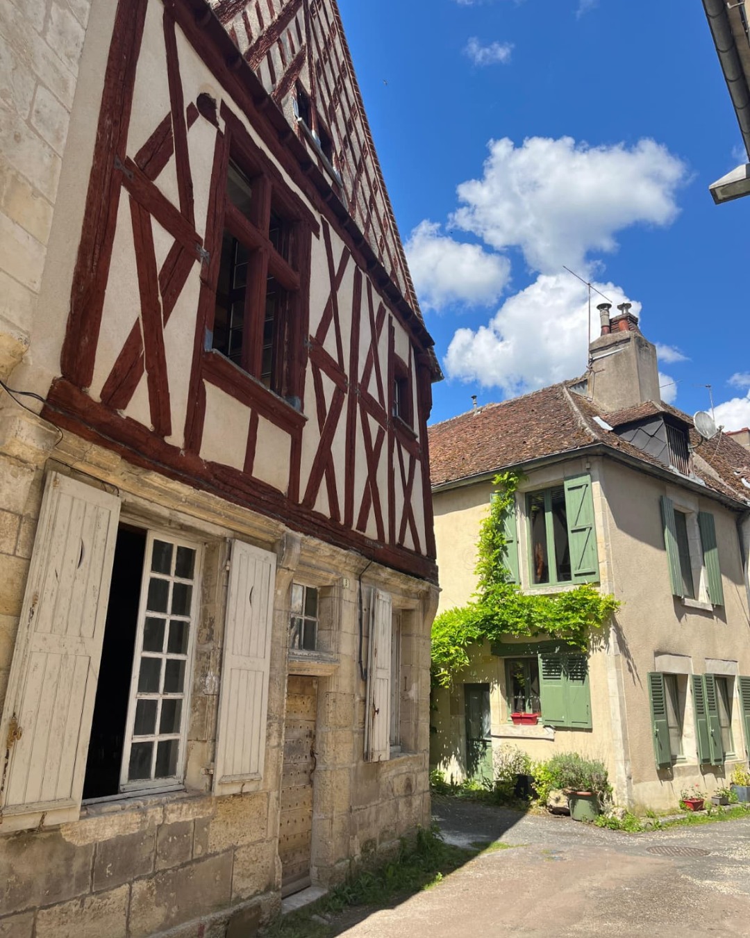 Souvenir d'une pĂ©pite dĂ©nichĂ©e lors d'une balade l'Ă©tĂ© dernier. Saurez-vous deviner dans quel village nous sommes ? đ
#Loireenvie #VillageDeFrance #Patrimoine #slowtourism
đ· OTBCL