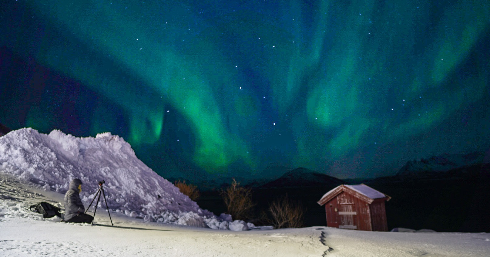 Last one for Day 2.
A bit of an evening stroll through a metre of snow to get the shot.
This take proudly* sponsored by Arctic Beer (*Arctic Beer knows nothing about this post).
One image @photographin_uk took of me and one image I took of him (He was pointing the right way!)
#ImACameraGuyNow
#OneMistakeAtATime
#NorthernLights
#AuroraBorealis
#AuroraPhotography
#Norway
#ArcticCircle
#BehindTheScenes
#TripodInTheSnow