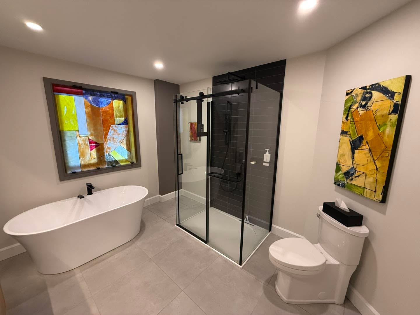 ✨ Salle de bain complètement transformée ✨
Du avant chargé et daté à un espace moderne, lumineux et intemporel.
Chaque détail a été repensé pour créer une salle de bain à la fois élégante, fonctionnelle et durable.
🔨 Travaux réalisés :
✔️ Démolition complète
✔️ Installation d’un plancher chauffant pour un confort optimal
✔️ Nouvelle douche vitrée au look contemporain
✔️ Bain autoportant
✔️ Céramique grand format
✔️ Vanité suspendue sur mesure
✔️ Éclairage repensé
✔️ Finition haut de gamme
Un résultat qui parle de lui-même
Merci à nos clients pour leur confiance 🤝
Et merci à Plomberie Longpré Inc. Malco Énergies et toute l’équipe de Construction M Dubé Inc.
📍 Laurentides / Laval / Rive-Nord
🏗️ Construction M. Dubé
#AvantAprès #SalleDeBain #PlancherChauffant #Rénovation #ConstructionMDubé #RiveNord #ProjetCléEnMain #DesignIntérieur #RénovationHautDeGamme