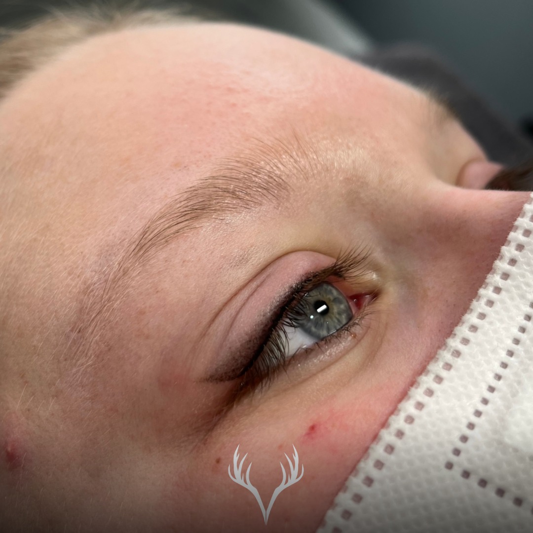 ✨ Shading Eyeliner in Schwarz – Definition mit Weichzeichnung ✨
Der Shading Eyeliner ist die perfekte Wahl für alle, die sich mehr Ausdruck wünschen –
aber keine harte, grafische Linie möchten.
🖤 Was Shading Eyeliner besonders macht:
– sanfter, schattierter Verlauf statt klarer Kante
– wirkt weicher als ein klassischer Lidstrich
– betont die Augen, ohne geschminkt auszusehen
– ideal für den Alltag UND elegant genug für abends
👁 Warum Schwarz trotzdem natürlich wirken kann:
Durch die Schattierung wird das Pigment nicht „hart gesetzt“, sondern fein verblendet.
Das Ergebnis ist Tiefe, Definition und ein offener Blick – ohne strenge Wirkung.
✨ Für wen Shading Eyeliner perfekt geeignet ist:
– bei Schlupflid oder reifer Haut
– für Kund:innen, die wenig Make-up tragen
– wenn ein klassischer Lidstrich zu dominant wirkt
– für alle, die morgens Zeit sparen möchten
💡 Wie bei jedem Permanent Make-up gilt:
Form, Intensität und Verlauf werden individuell an Augenform und Typ angepasst.
📍 Shading Eyeliner in Baden
📞 Termine bitte telefonisch oder über unser Online-Buchungstool
Beauty Bar Baden
#shadingeyeliner #permanentmakeupbaden #eyelinerpmu #pmueyeliner #beautybarbaden #augenbetonung #natürlichespmu #schwarzerlidstrich #pmubaden #zeitersparnis #ohnemakeup