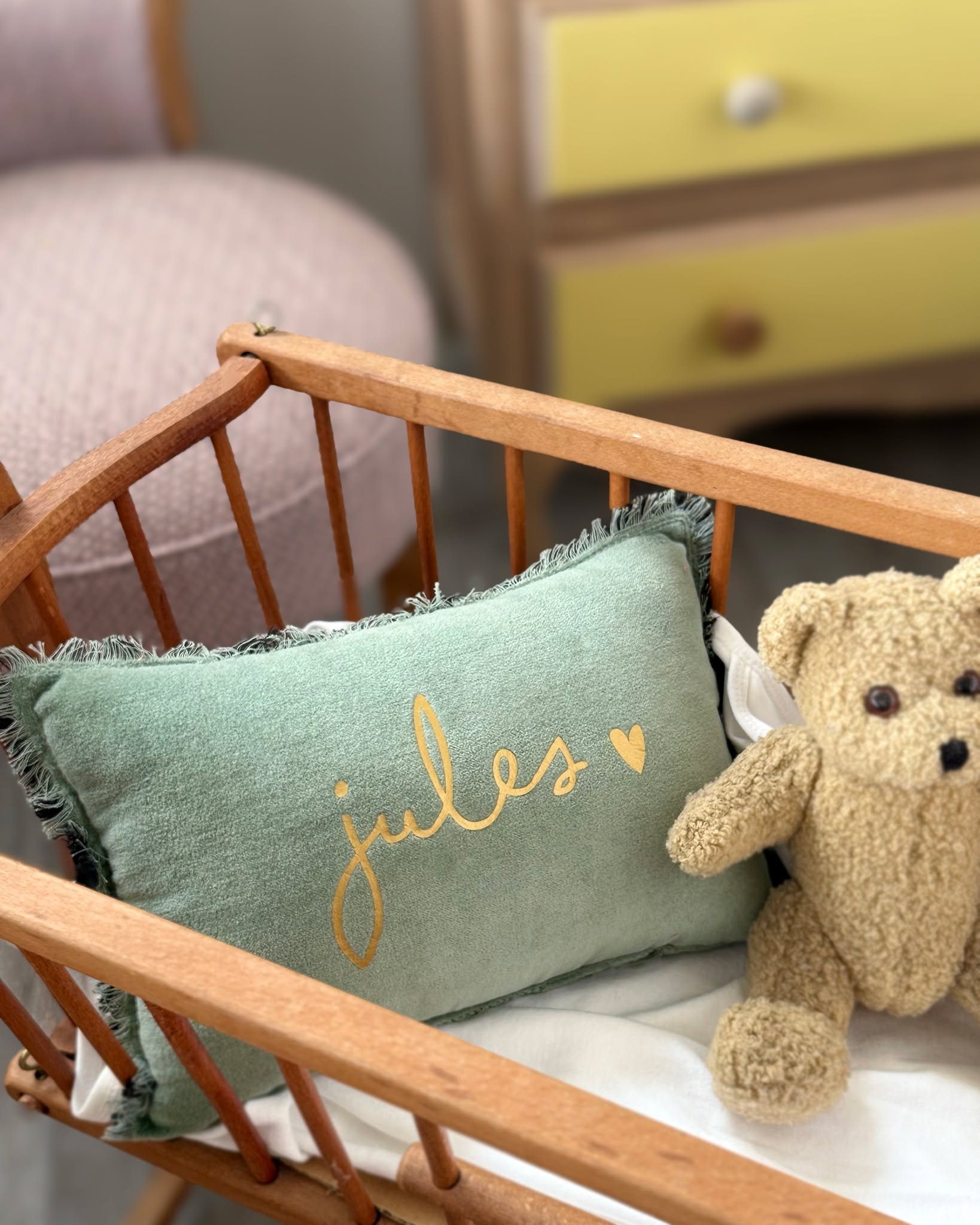 Des petits coussins en velours tout doux, des coloris frais qui sentent bon la chambre de bébé, et surtout… une personnalisation qui fait toute la différence.
Prénom, mot tendre, petite expression qui a du sens, chaque coussin devient un souvenir à part entière. Le genre de cadeau de naissance qu’on garde, qu’on transmet parfois, et qui raconte une histoire bien après les premiers mois.
Parfaits pour décorer une chambre de bébé, poser sur un fauteuil ou glisser sur une étagère, ils apportent cette touche douce et personnelle qu’on aime tant.
Et comme une bonne nouvelle n’arrive jamais seule, ils sont en promo pendant les soldes. Quantités ultra limitées, une fois le stock épuisé, il n’y en aura plus.
À offrir, ou à s’offrir, pendant qu’il est encore temps.
#cadeaunaissance
#decobebe
#chambrebebe
#cadeaupersonnalise
#creationfrancaise
#velours
#ideecadeaubebe
#luzetnina