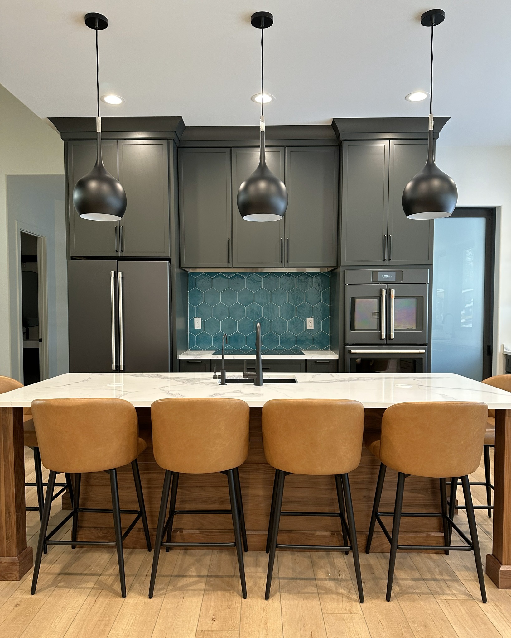 This sleek, modern kitchen sits at the heart of this newly built home 🏠 Open to a spacious living area, its minimalist styling perfectly complements the architecture! Rich finishes paired with stylish accents make this space a true showstopper! ✨
Design by @anniemillerdesigns
Brought to life with life with these incredible products:
@wwwoodproducts @topknobs @sherwinwilliams @hinkleylighting @maximlighting @fergusonhomeofficial @cafeappliances
#kitchendesign #cincinnatidesigner #kitchendesigner #cincinnatidesign #homedesign