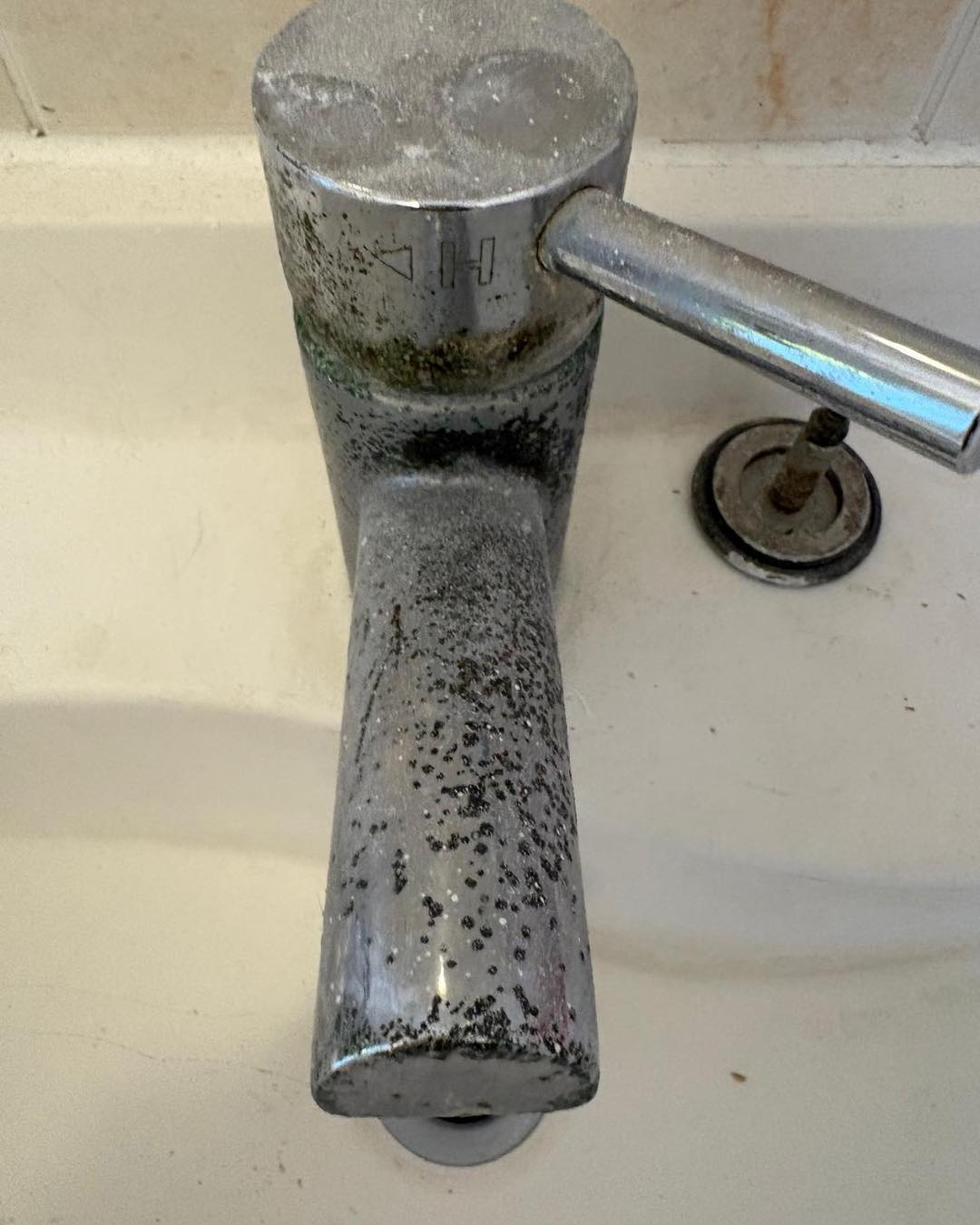 ✨Bringing back the shine✨
We don’t just clean, we transform everything to as good as new in our deep cleans 💪🏼
Selina’s been out working her magic today 🤩👏🏼
…….yes it is the same tap 😆 more photos to follow 👀 #DeepClean #CleaningTransformation #ProfessionalCleaning #DetailCleaning #domesticcleaners #DeepCleanExperts