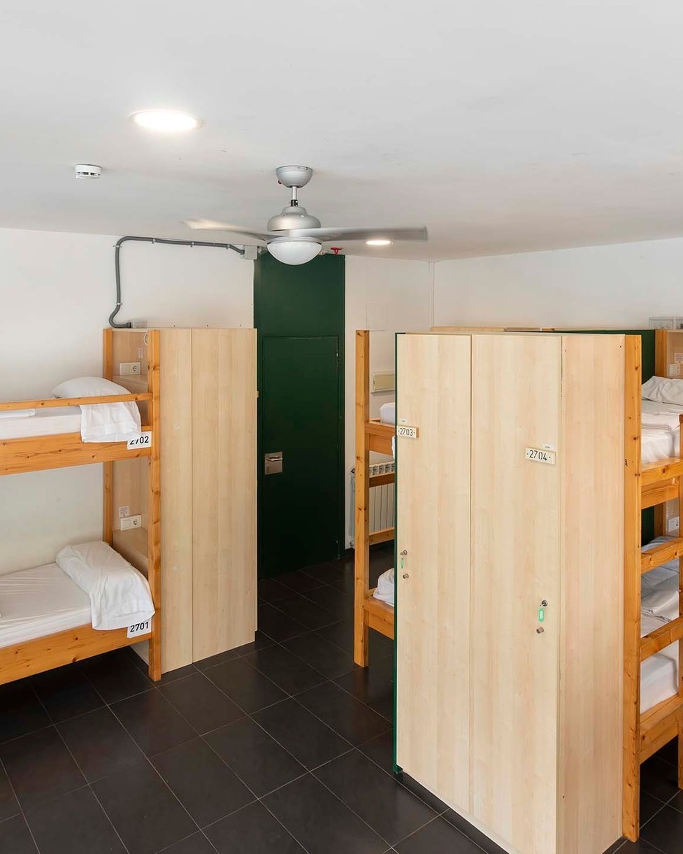 🛌 En #InoutHostel cuidamos el descanso para que forme parte de la experiencia del viaje.
Tanto si prefieres la intimidad de una habitación privada como si te gusta compartir estancia en dormitorios amplios, aquí encontrarás la opción que mejor se adapta a ti.
🌤️ Espacios cómodos y luminosos, con climatización (aire acondicionado o ventilador), calefacción y todo lo necesario para sentirte a gusto, incluso lejos de casa.
Cada cama dispone de luz individual, enchufe y taquilla propia, para que tengas tu espacio bien organizado y seguro.
🤫 A partir de las 23 h, ambiente tranquilo y descanso garantizado, con limpieza diaria incluida — porque viajar también es saber parar.
🌱 Todo esto rodeado de naturaleza y en un proyecto inclusivo único en Barcelona.
🔗 Descubre todas las opciones y reserva desde el enlace de la BIO.
***
🛌 A #InoutHostel cuidem el descans perquè formi part de l’experiència del viatge.
Tant si prefereixes la intimitat d’una habitació privada com si t’agrada compartir estada en dormitoris amplis, aquí trobaràs l’opció que millor s’adapta a tu.
🌤️ Espais còmodes i lluminosos, amb climatització (aire condicionat o ventilador), calefacció i tot allò necessari per sentir-te a gust, encara que siguis lluny de casa.
Cada llit disposa de llum individual, endoll i taquilla pròpia, perquè tinguis el teu espai ben organitzat i segur.
🤫 A partir de les 23 h, ambient tranquil i descans garantit, amb neteja diària inclosa — perquè viatjar també és saber parar.
🌱 Tot això enmig de la natura i en un projecte inclusiu únic a Barcelona.
🔗 Descobreix totes les opcions i reserva des de l’enllaç de la BIO.
___
#InoutHostel #AllotjamentAmbValors #Barcelona #HostelsBarcelona #TurismeInclusiu