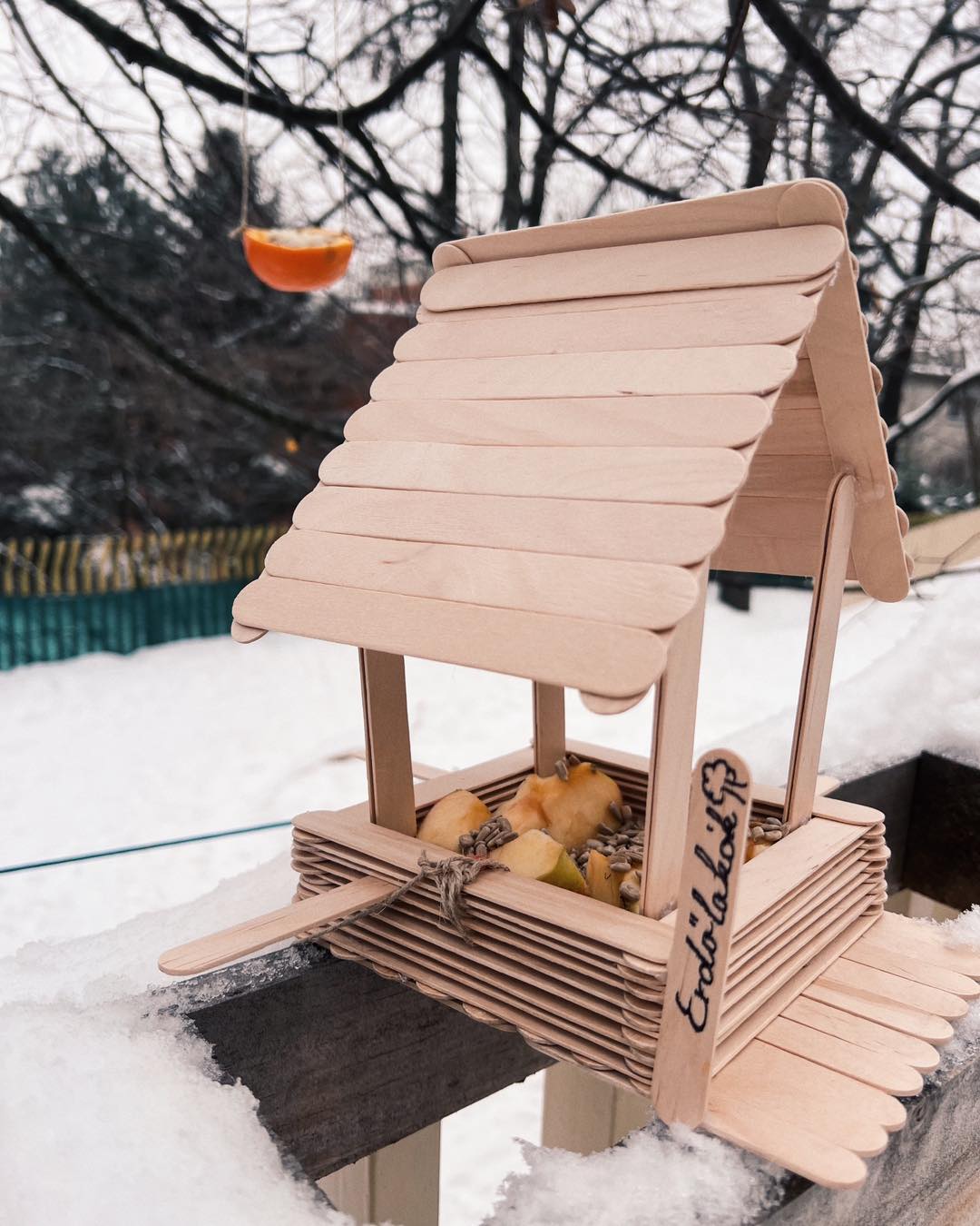Erdőlakó csoport madáretetőihez megérkeztek az első vendégek 🐦⬛🌻🪹. #babolygó #óvoda #madar #madáretető #bird