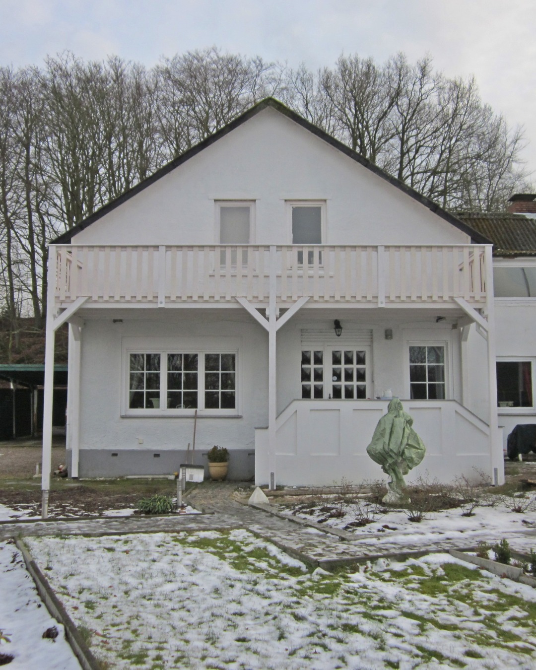 Balkon und Haustürüberdachung in einem.
Hier durften wir einen tollen Holzbalkon bauen, der zunächst nur als Überdachung für den Eingangsbereich des Hauses dient. Der Zugang zum Balkon muss noch hergestellt werden 😃.
Auf jeden Fall vervollständigt der Balkon das Bild des Hauses 👍🏻.
Wie gefällt dir das?
#holzbalkon #haustürüberdachung #freeseholz