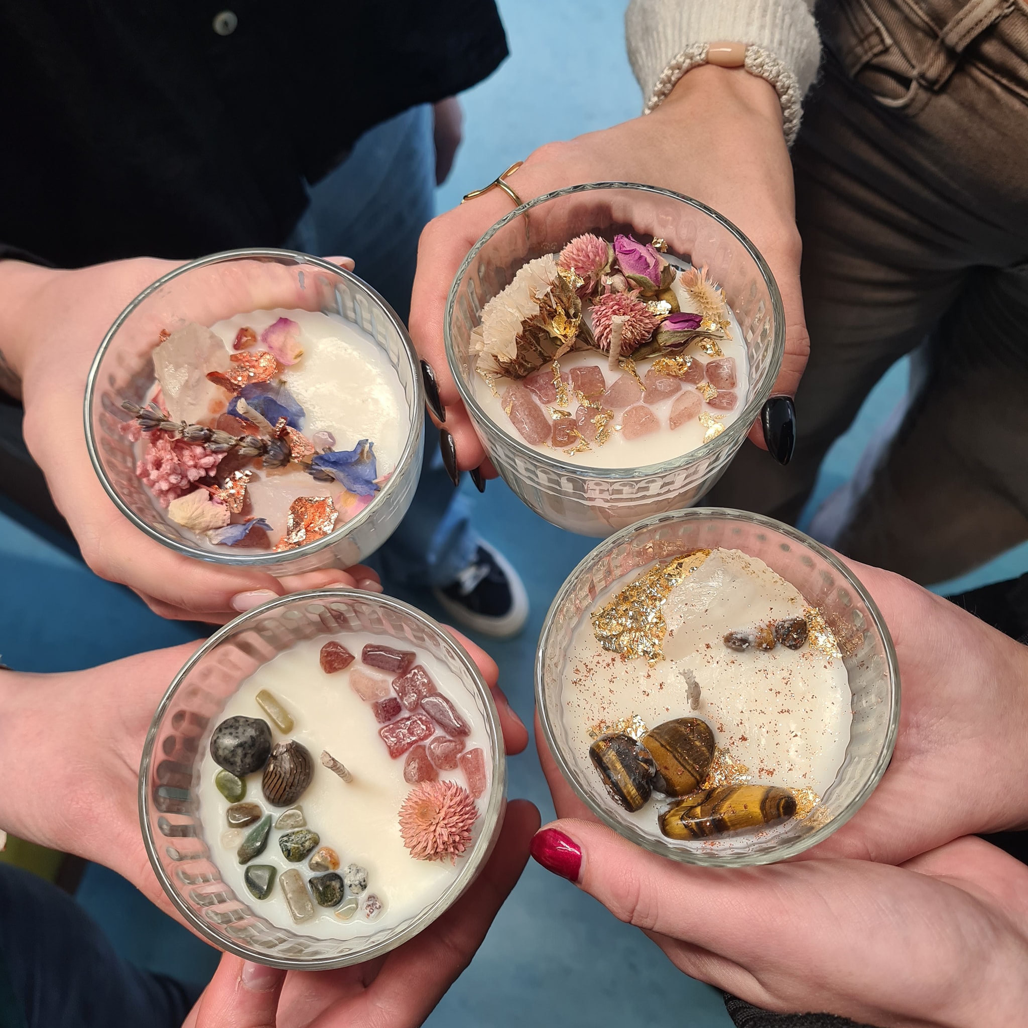 Afgelopen zaterdag 17 januari mocht ik weer een hele fijne workshop geven 🕯️
Deze keer geboekt door Tamara, samen met drie vriendinnen. Echte workshopgangers: deelnemers met ervaring, die goed weten wat werkt en wat niet. Juist dat maakte het extra bijzonder!
Ik kreeg een compliment dat me oprecht raakte:
“Je ondersteunt goed, persoonlijk en bent echt betrokken. Bij grote bedrijven ontbreekt die persoonlijke begeleiding vaak en weet je soms niet wat je moet doen”
En dat is precies waar ik voor sta. Een workshop geven lijkt misschien simpel, zeker nu het aanbod overal ineens explodeert, maar écht begeleiden, aanvoelen en ruimte geven aan ieders proces… dat is een vak op zich.
Dankbaar voor dit soort middagen, deze mensen en dit vertrouwen ✨
Liefs,
Robin