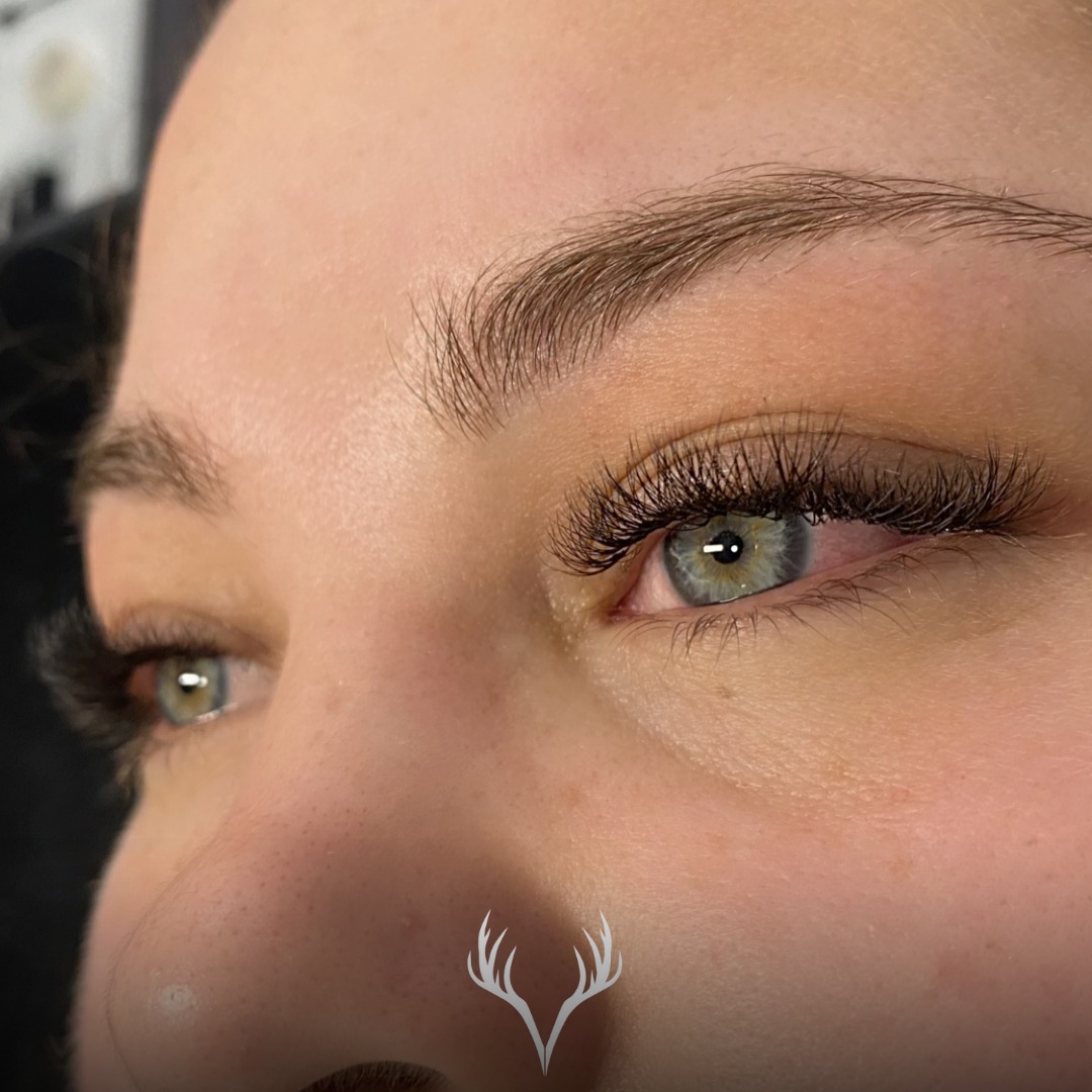 ✨ Wimpernverlängerung & Refill – warum Regelmäßigkeit alles ist ✨
Viele denken beim Refill: „Da werden einfach ein paar neue Wimpern geklebt.“
In Wahrheit steckt viel mehr Arbeit und Know-how dahinter.
🌱 Jede Wimper hat ihren eigenen Wachstumszyklus
Und genau deshalb sieht ein Refill-Intervall bei jeder Kundin anders aus.
Es geht nicht darum, wann es für dich zeitlich passt, sondern wie viele Wimpern noch vorhanden sind.
👉 Faustregel:
Wenn du zum Refill kommst, sollten mindestens 50 % deiner Extensions noch da sein.
Nur so können wir wieder ein schön volles, gleichmäßiges Set aufbauen.
🧠 Wusstest du das?
Bei einem Refill:
– kleben wir nicht nur neue Wimpern
– wir entfernen auch rausgewachsene Extensions, die sonst die Naturwimper belasten würden
– wir sortieren, korrigieren und bauen die Form neu auf
⏳ Kommst du zu spät zum Refill …
– fehlt uns die Basis für Fülle
– die Behandlung dauert länger
– oder es wird ein Neuset nötig
✨ Regelmäßige Refills bedeuten:
✔️ bessere Haltbarkeit
✔️ gesündere Naturwimpern
✔️ gleichmäßiger Look
✔️ langfristig schönere Ergebnisse
📞 Termine bitte telefonisch oder über unser Online-Buchungstool
📍 Beauty Bar Baden