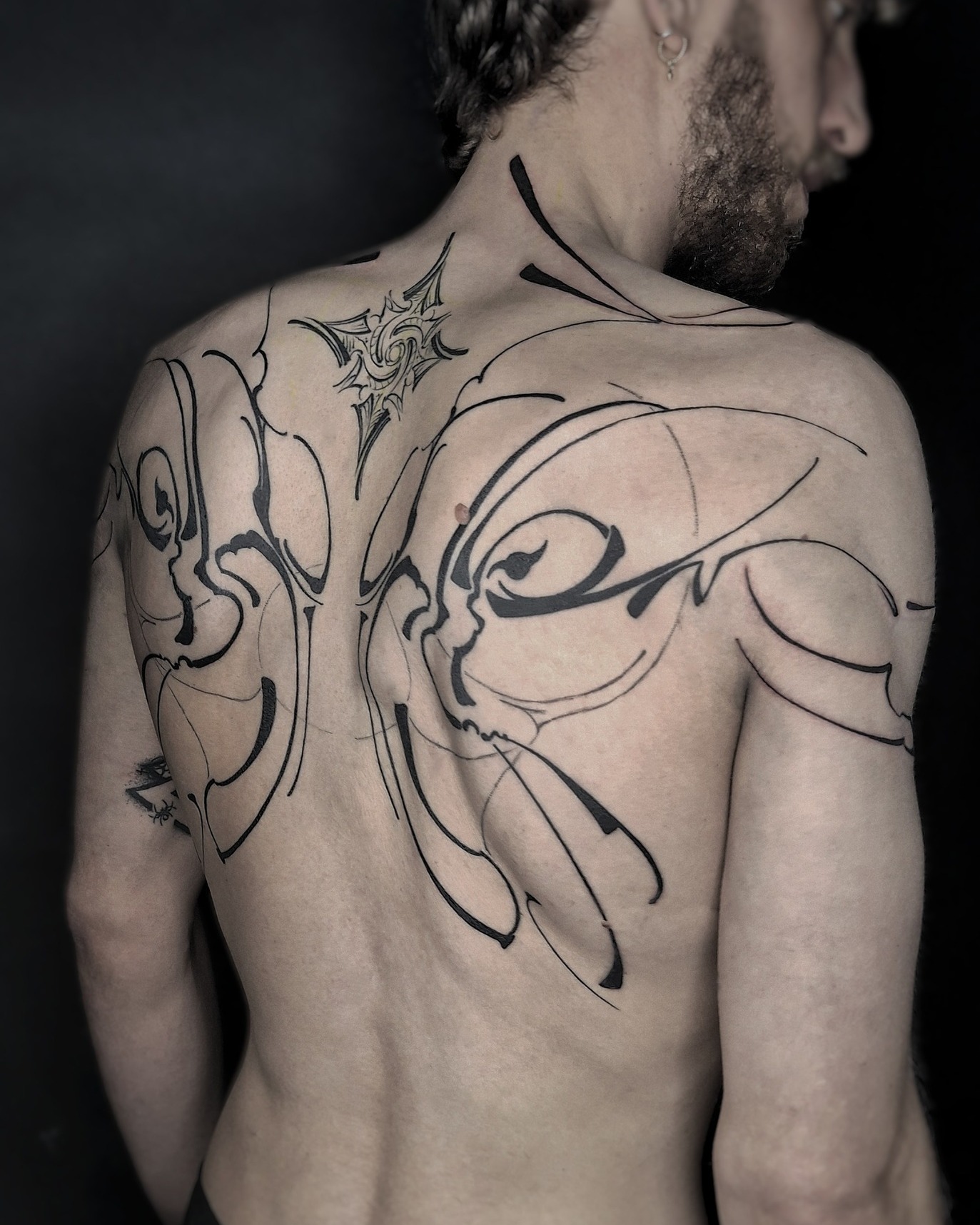 Built on flow and intention. by @elliecitadel
A bold blackwork back piece where form, movement, and negative space do the talking.
Done at @thelostoasistattoo
Winter is underrated tattoo season — ideal healing conditions, long sleeves, and a warm shop to take on large-scale work without rushing ❄️🔥
This is the time to go big.
✨ Want ink like this? 👉 DM @elliecitadel or email deroy.eliot@gmail.com
to book your spot! ✉️