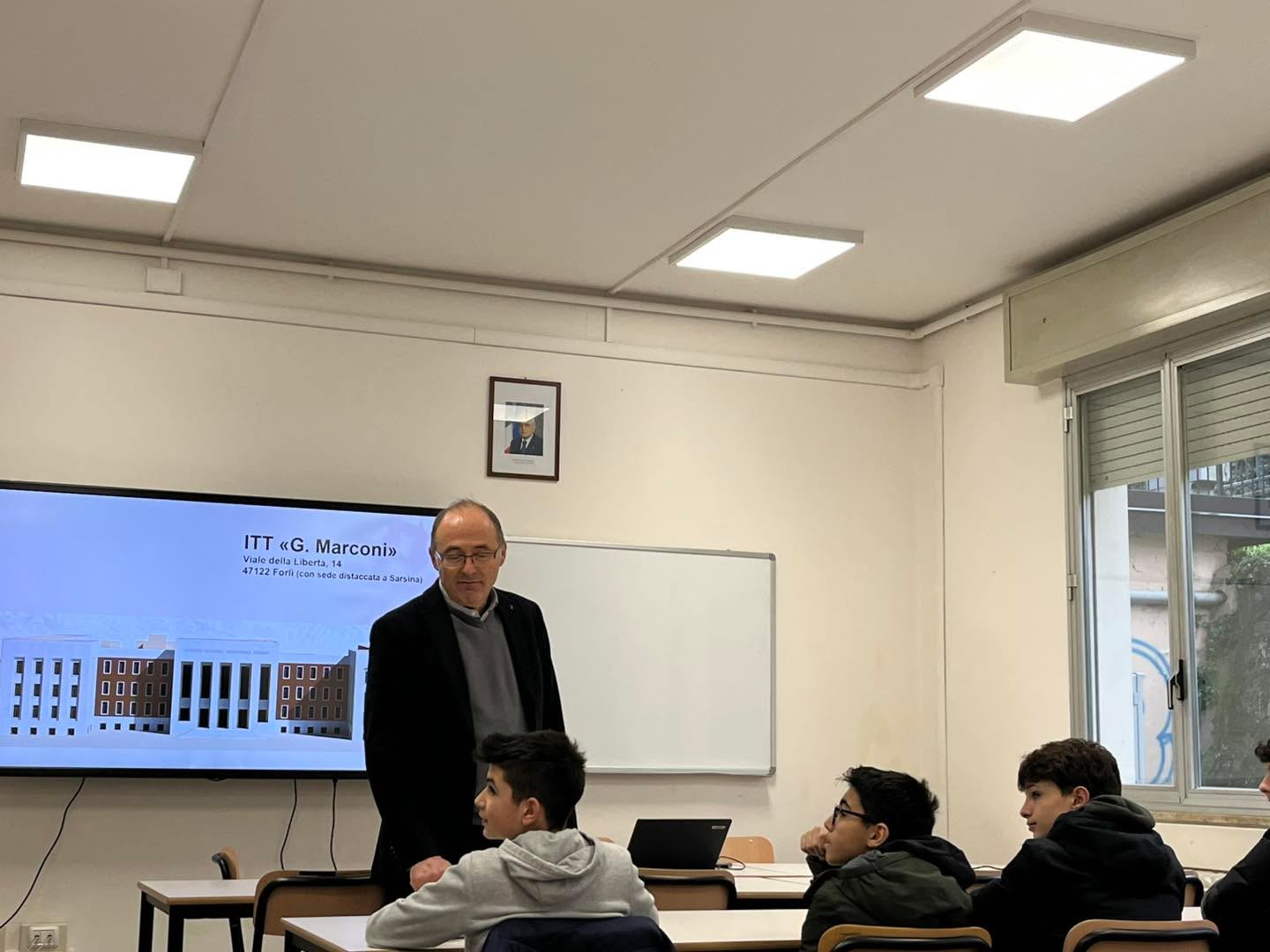 Il 17 gennaio secondo open day del Marconi
➡️Il Dirigente scolastico , la prof Vecci con i colleghi insegnanti e gli studenti che frequentano la sede di Sarsina, hanno accolto, presentato le attività didattiche e i laboratori .
➡️Ora tocca ai ragazzi che devono iscriversi a fare la loro parte
Iscrizioni aperte fino al 14 febbraio 2026
#valledelsavio #ittmarconimeccatronica #Innovazione #Sarsina