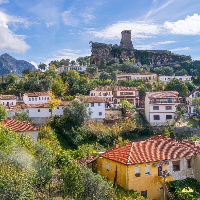 𝐀𝐥𝐛𝐚𝐧𝐢𝐞 : 𝐥𝐞 𝐬𝐞𝐜𝐫𝐞𝐭 𝐥𝐞 𝐦𝐢𝐞𝐮𝐱 𝐠𝐚𝐫𝐝𝐞́ 𝐝𝐞𝐬 𝐁𝐚𝐥𝐤𝐚𝐧𝐬
Envie d’une destination encore préservée ? L’Albanie se découvre parfaitement en voiture de location, idéale pour parcourir le pays à ton rythme et révéler toute sa richesse. Des plages turquoise de la riviera albanaise aux villages de montagne, en passant par les sites classés à l’UNESCO et les routes panoramiques, chaque étape réserve une surprise.
Info insolite : pendant des décennies, l’Albanie a été l’un des pays les plus fermés d’Europe, ce qui explique pourquoi tant de paysages et de traditions sont restés authentiques et intacts. Aujourd’hui, c’est justement ce caractère préservé qui fait tout son charme.
L’Albanie, c’est un voyage sincère, sauvage et profondément dépaysant, encore loin du tourisme de masse.
#Albanie #Balkans #VoyageEnEurope #Autotour #VoyageSurMesure #DestinationSecrète #AventureEtDécouverte #romontregion #fribourgregion