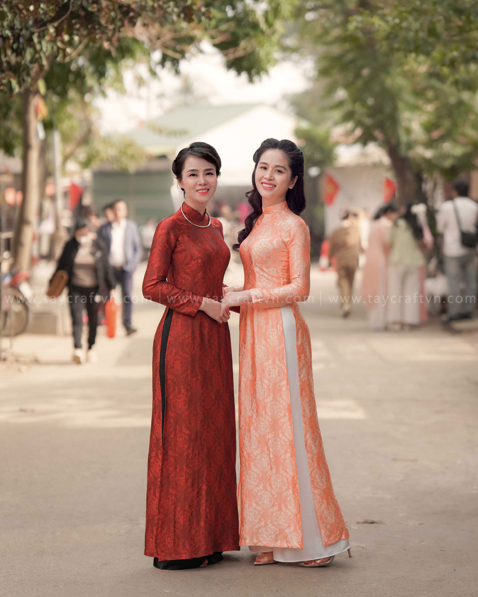 Tết này chưa biết diện gì? Ghé TAY Craft để lựa cho mình một chiếc áo dài lụa tơ tằm ưng ý💯
Áo dài thiết kế nhà TAY Craft có gì đặc biệt?
🌸Chất liệu tơ tằm mềm mướt, sang trọng đến từ các làng nghề dệt lụa thủ công Việt Nam
🌸Được cắt may bởi những nghệ nhân có kinh nghiệm lâu năm trong nghề
🌸Phom áo truyền thống dễ mặc, phù hợp với đa số dáng người
🌸Màu sắc đa dạng, họa tiết hoa văn nhã nhặn
🌸Đặc biệt, tà áo khi may sử dụng kỹ thuật luôn tà bằng tay truyền thống, tạo nên độ mềm mại, phẳng phiu cho tà áo; giúp cho phần viền tà luôn ôm trọn thân người một cách tinh tế.
👉Tìm hiểu thêm về BST: https://www.taycraftvn.com/aodailuaviet
TAY Craft có nhận đặt may và tinh chỉnh size áo theo yêu cầu, inbox cho chúng mình để được tư vấn cụ thể về sản phẩm nha 💗
__
#taycraftvn #aodai #aodailua #luatotam #aodaivietnam #vietnamesestyle #aodaitruyenthong #vietnamesesilk #handmadeaodai #áodài