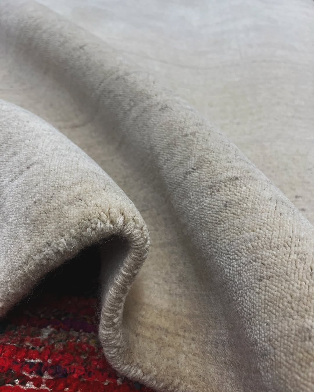 O tapete Silky é a definição de sofisticação e conforto. Com sua textura macia e acabamento impecável, ele combina tonalidades neutras que se integram harmoniosamente a qualquer estilo de decoração, do clássico ao contemporâneo, Sua trama delicada traz um toque de elegância atemporal, enquanto o design minimalista valoriza o ambiente sem sobrecarregar o espaço.
Consulte mais sobre o modelo visitando nossas lojas.
📍Rua Henrique Schaumann, 498 - Pinheiros | SP
São Paulo: (11)93044-1854
Caxias do Sul: (54) 3027-1234
.
.
.
.
#kiantapetes #arqdecor #interiordesign #sofisticacao #personalidade #estilo #tapetesimportados #decoração