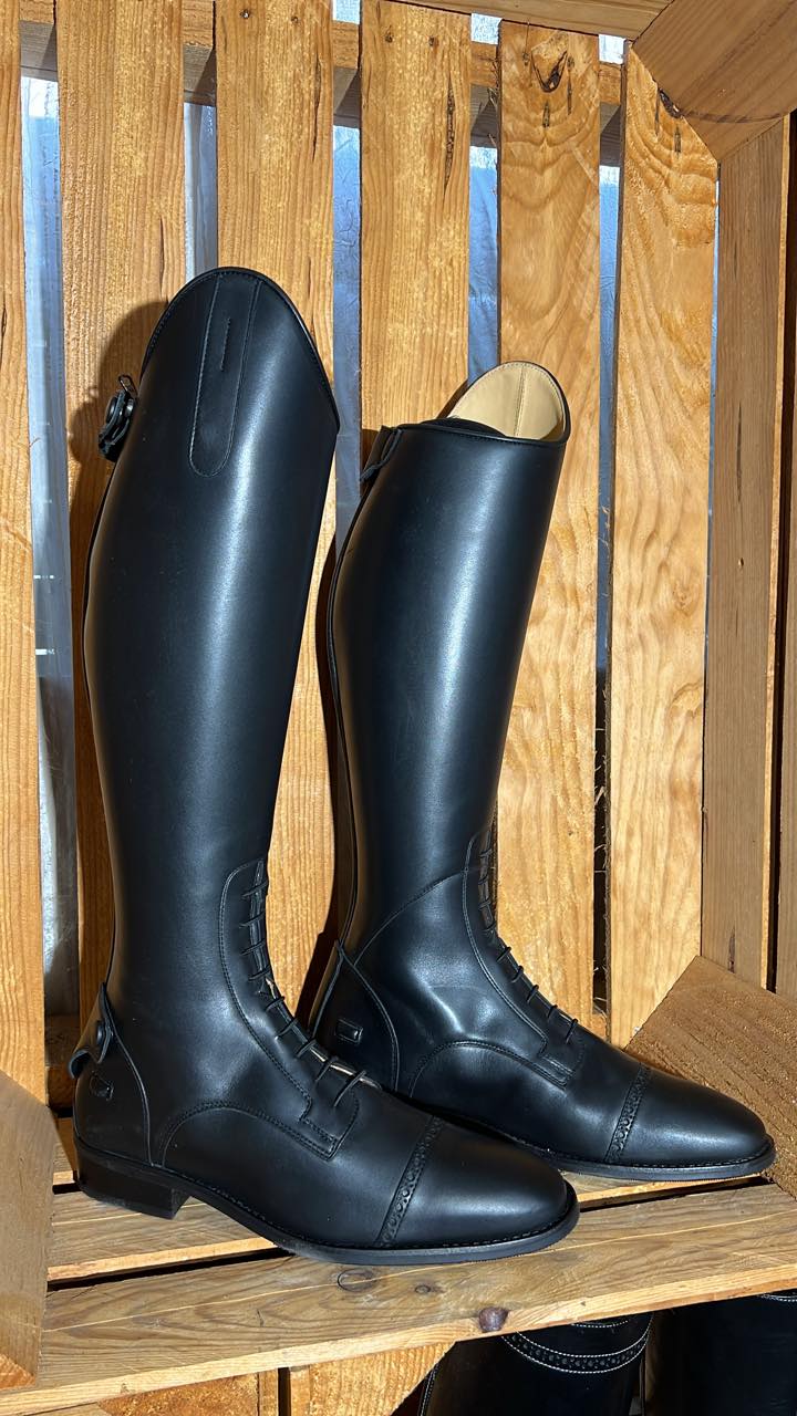 Taille 42,5
Hauteur de tige 44
Mollet 36
Prix : 360€
#cheval #horse #bottesequitation #equestrianstyle #dressage #cso #cavalier #dressagehorse #equestrian #horseriding #ridingboots #horseofinstagram
#chevaux #equestrianlife #equitation #instahorse