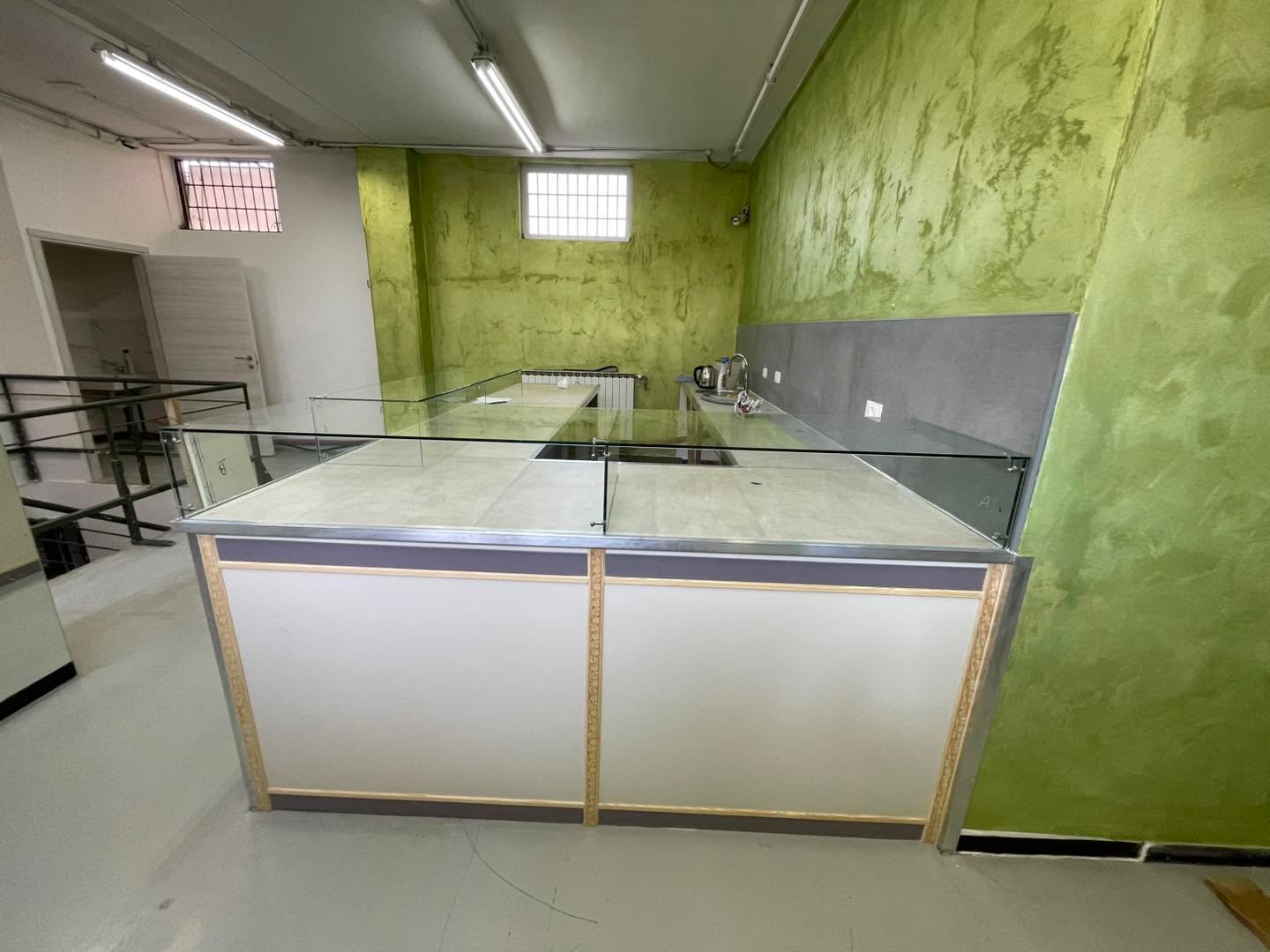 Continuano le nostre realizzazioni.
Per locale di prossima apertura abbiamo realizzato delle vetrine da banco in Float 8mm, fissate con morsetti.
Realizzate ovviamente su misura, a richiesta del cliente e fissate sul banco.
Adesso serve solo riempirle.
Come sempre preventivi gratuiti per tutti, quindi chiamaci 😉