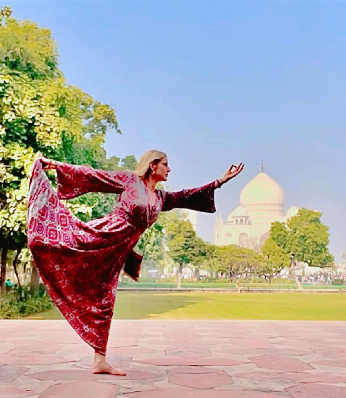 È così che si fa!
Si alza la testa, come per indossare la corona, si ascolta ogni respiro, i muscoli delle gambe si contraggono, la schiena si inarca, il petto si espone leggermente, le braccia e le mani si estendono verso l'alto e si procede come principesse in un mondo che spesso ci vuole curve, con lo sguardo puntato verso il basso.
Qui da Bindu Studio prende spazio, presenza, tutto quello che conta davvero! TU 🔥💖
TU sei l’inizio, il punto di partenza, il punto di equilibrio, il punto di incontro tra mente e cuore!
🌈Contatta il 393 054 4033 su whatsapp!
🌈Prenota ora, yoga o pilates a scelta la tua classe di prova rigenerante e trasformativa! @bindu_atelier