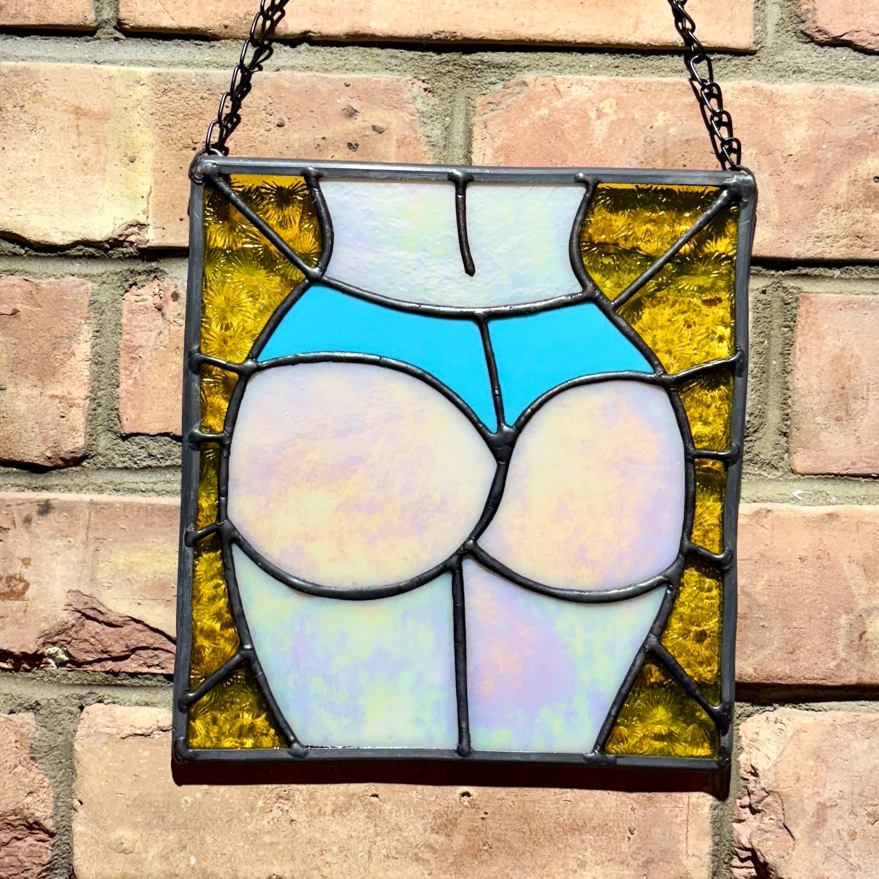 Happy Friday! I hope this week didn't kick your butt!
🎶I like big.... 🎶
A piece I made for a friend.
#Bootie #Buns #stainedglass #sidequestcurios #Wisconsin