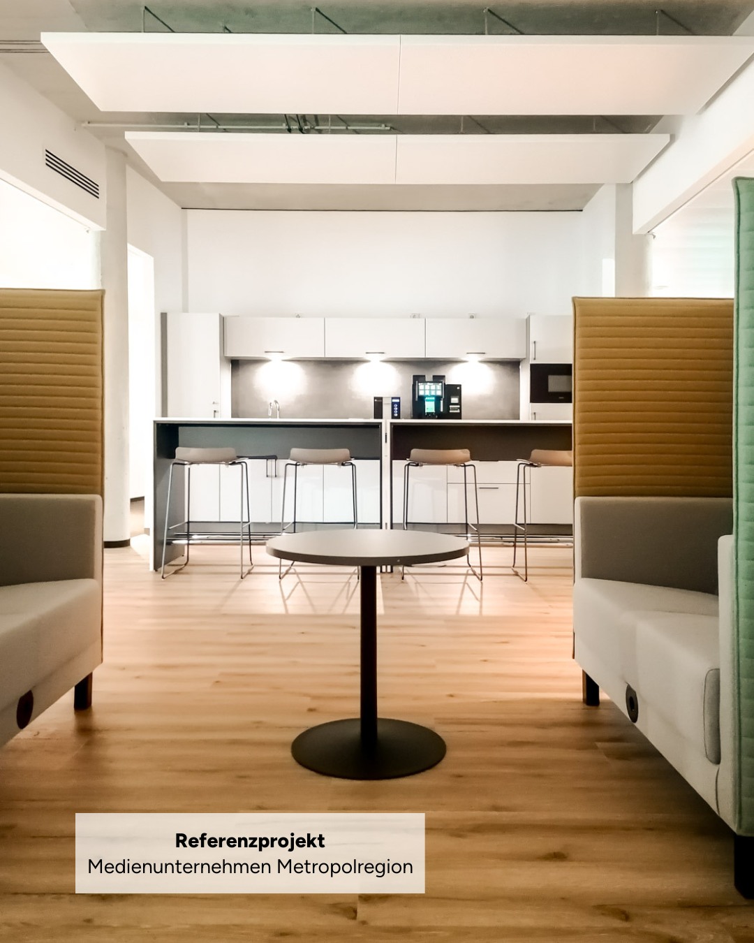 Für ein Medienunternehmen in der Metropolregion Nürnberg durften wir die Konzeption und Planung der Office Möblierung realisieren.
Auf 4 Geschossen mit jeweils 2 Bereichen haben wir rund 160 ergonomische Arbeitsplätze geschaffen. Die Raumstruktur setzt bewusst auf Flexibilität durch Möbel und verzichtet auf feste Abgrenzungen. So konnten offene Arbeitsbereiche geschaffen werden, die sich an wechselnde Bedürfnisse anpassen lassen.
Zentrale Mittelzonen mit Steh- und Sitzbereichen sowie Loungezonen bieten Raum für spontane Meetings und kurze Abstimmungen. Ein besonderer Fokus lag auf der großzügigen Office Kitchen, die als zentraler Treffpunkt für Begegnung, Austausch und Pausen dient.
Mehr Einblicke dazu findest du unter: https://www.world-of-office.de/projekte/medienunternehmen
#WorldOfOffice #Medienunternehmen #MetropolregionNürnberg #OfficeDesign #WorkplaceDesign #Büroeinrichtung #Arbeitswelten #Innenausbau #NewWork #Projektarbeit #Referenzprojekt